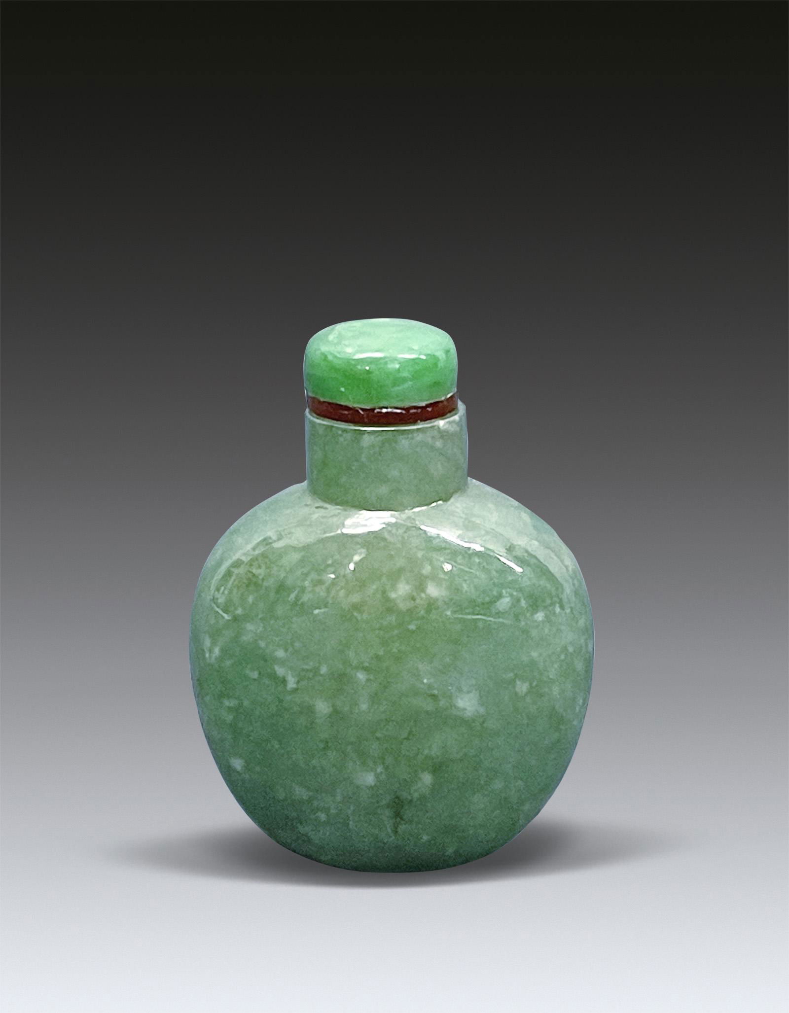 A Chinese Jadeite Snuff Bottle Qing Dynasty 1644-1912 (1 of 7)