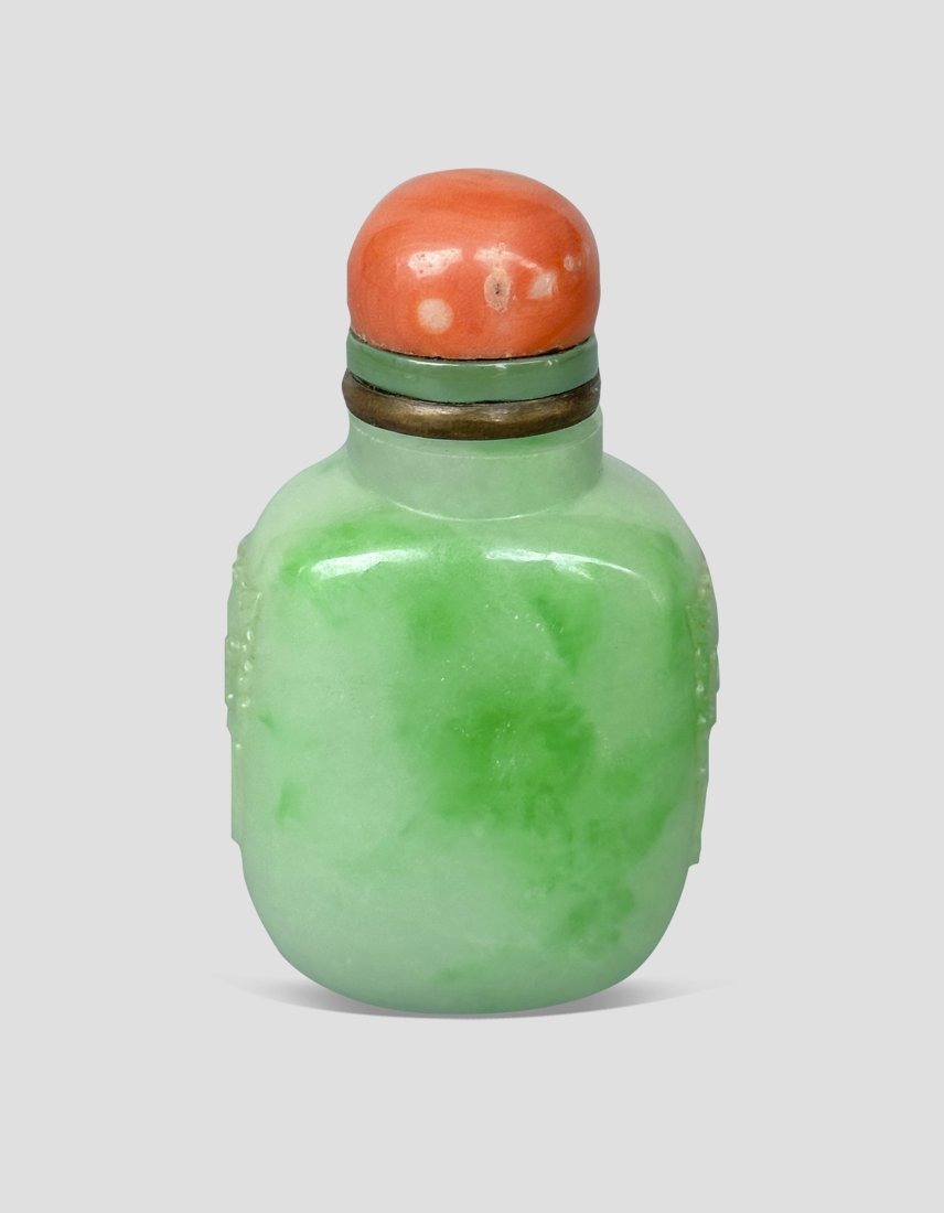 A Chinese Jadeite Snuff Bottle Mid Qing Dynasty (1 of 9)