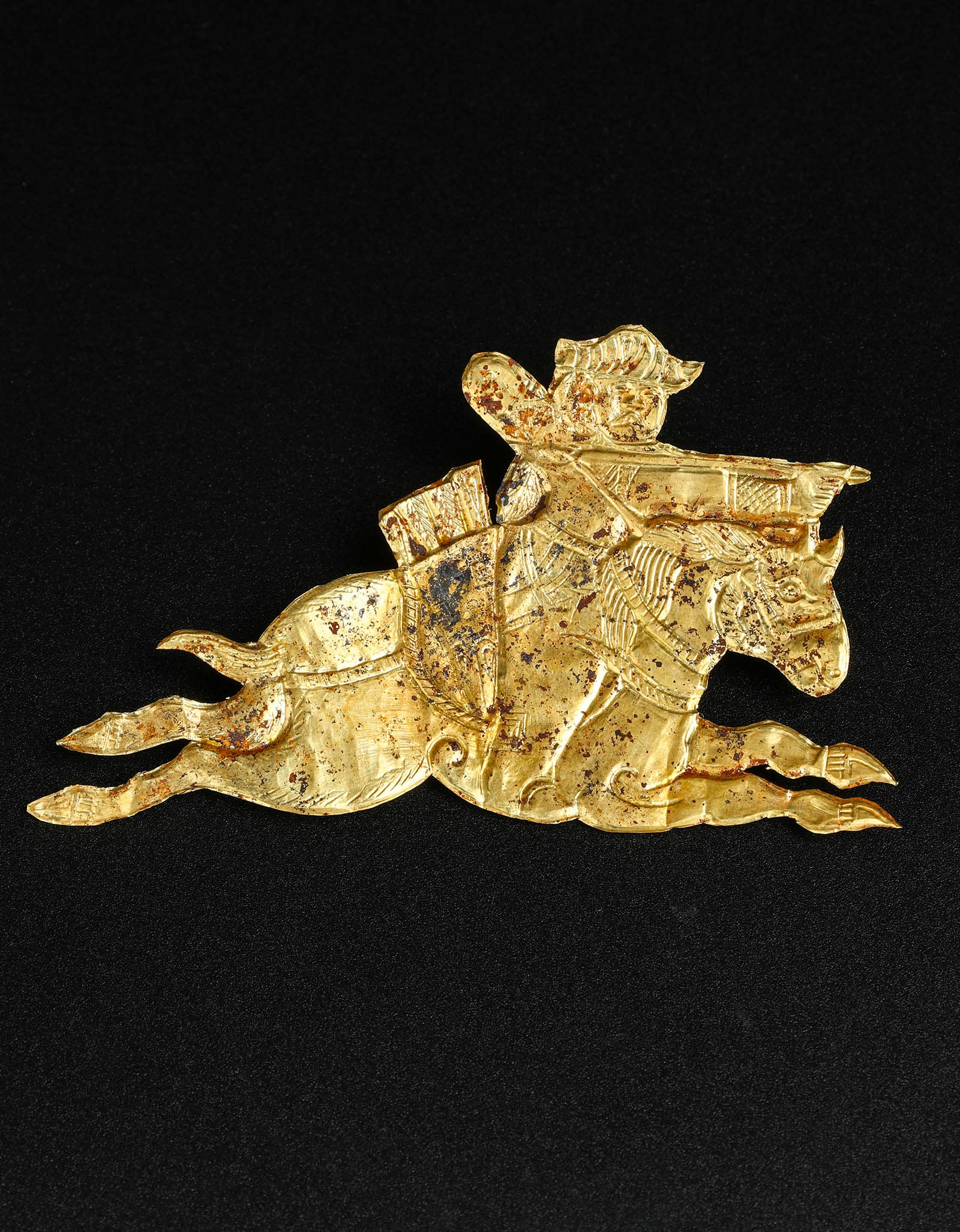 A chinese Golden Figure Liao Dynasty: 251058 辽胡人狩猎图金叶子 A chinese Golden Figure Liao Dynasty USD1000-2000 L8.6CM 1.5g 金质薄片锤揲而&#