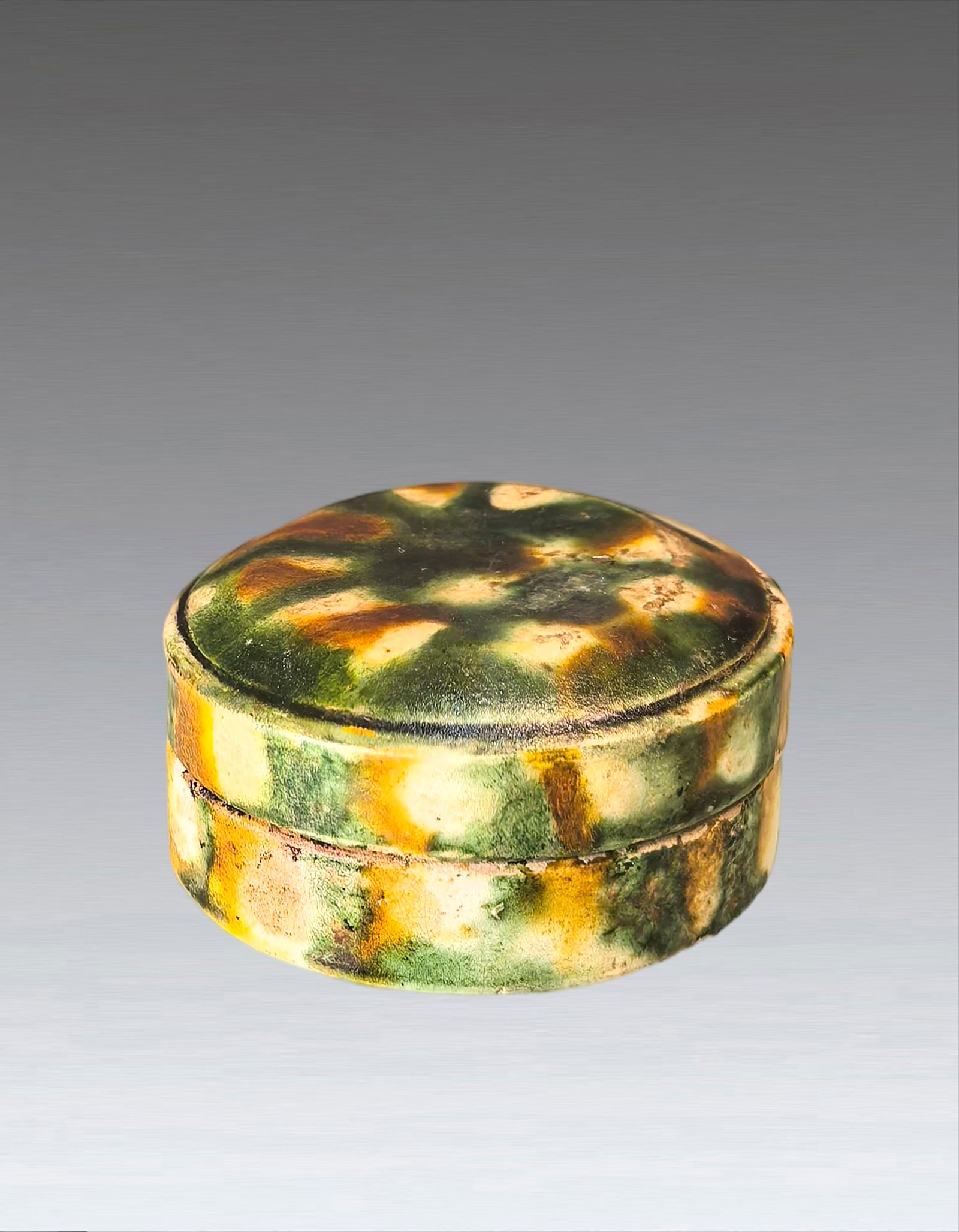 A Chinese Sancai Glazed Box Tang Dynasty AD618-907: 251074 唐代三彩粉盒 A Chinese Sancai Glazed Box Tang Dynasty AD618-907 USD2500-3000 H3cm 来源:新加坡郭氏家族&#