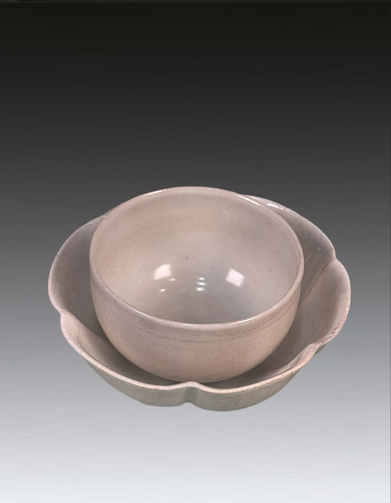 A Chinese White Glazed Flower Bowl Tang Dynasty AD618-907 (1 of 7)