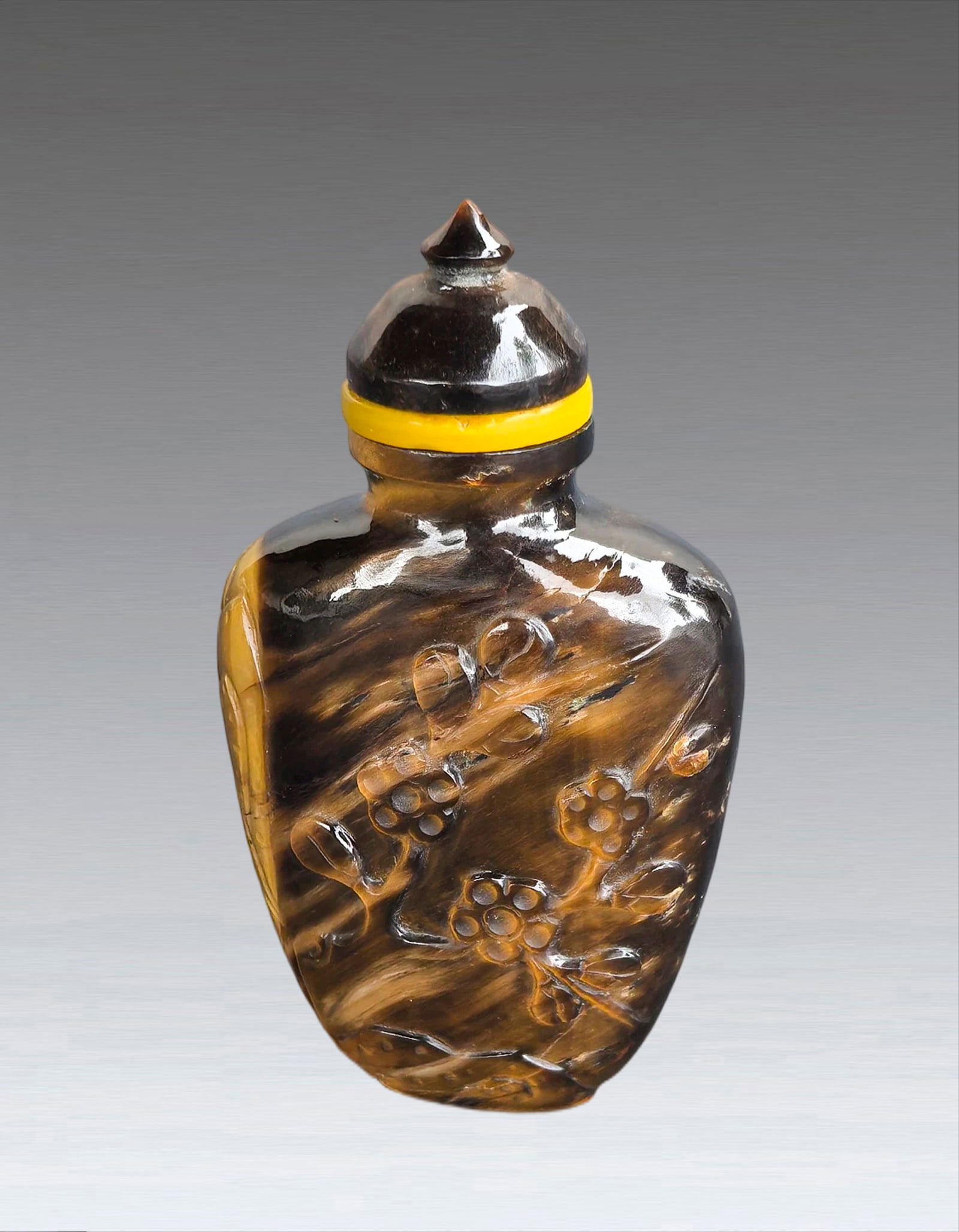 A Chinese Cat Eye Stone snuff Bottle Qing Dynasty 1644-1912 (1 of 8)