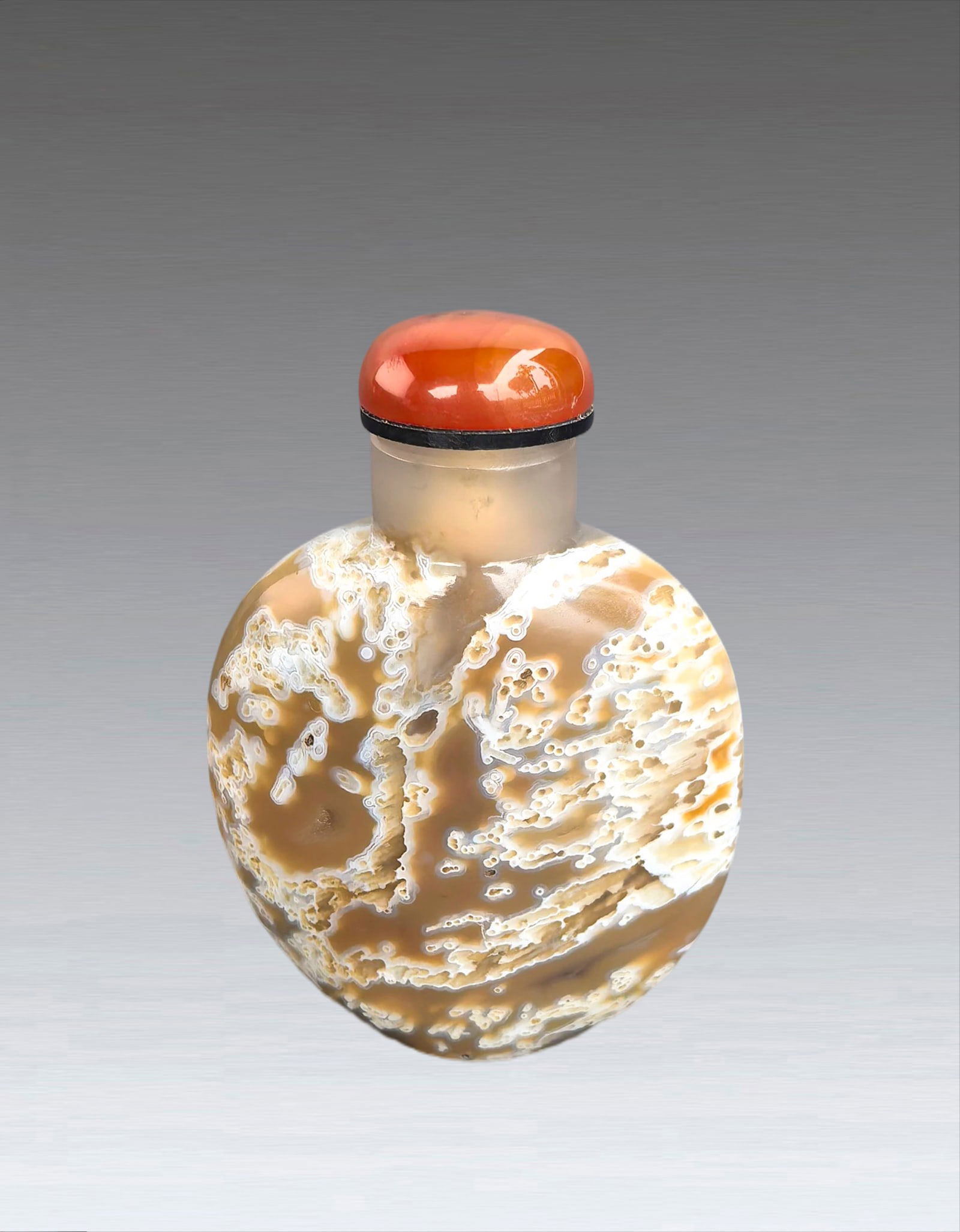 A Chinese Agate snuff Bottle Qing Dynasty 1644-1912 (1 of 8)