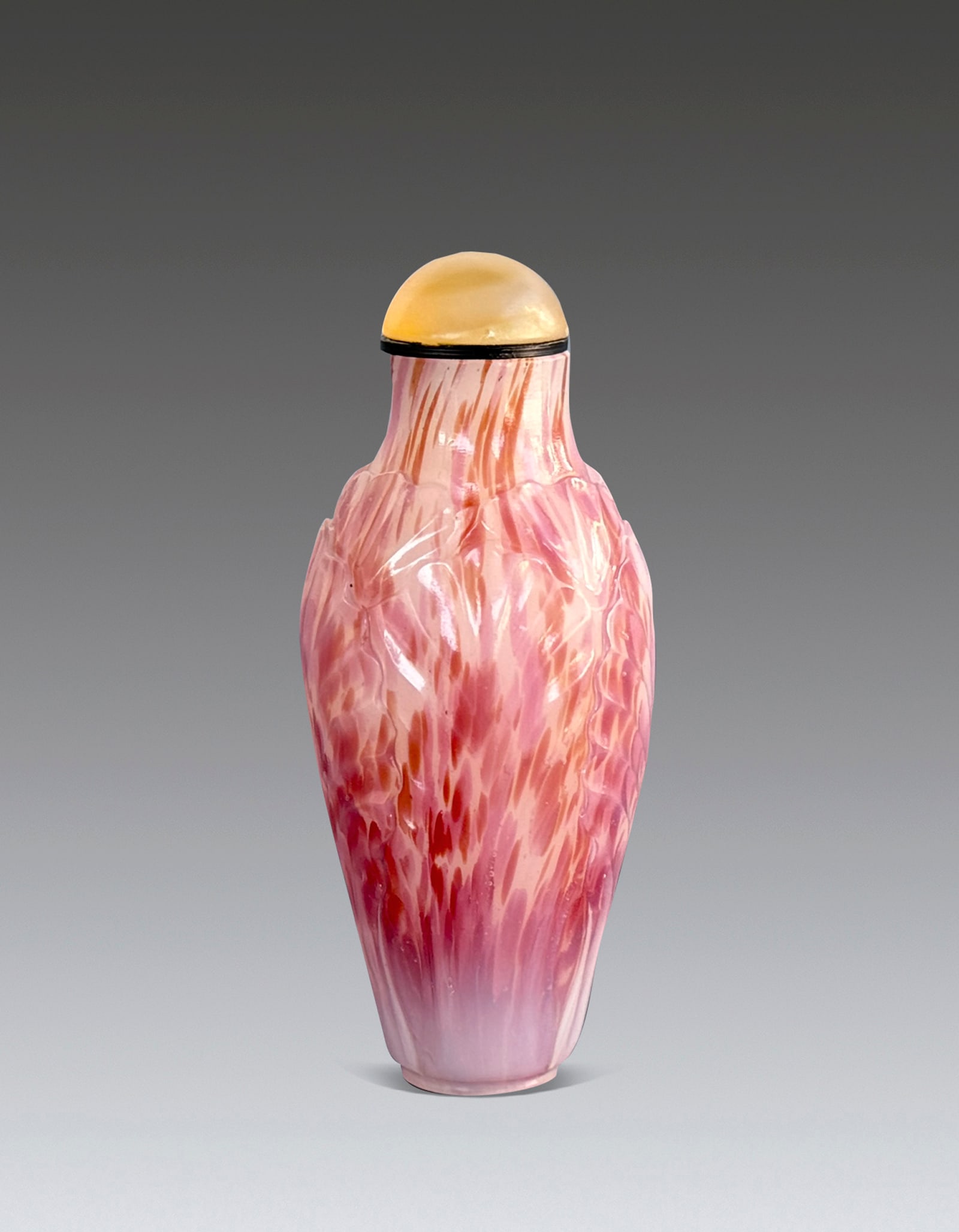 A Chinese Three Color Cabbage Shape Snuff Bottle Qing Dynasty 1644-1912: 251133 清三色料彩白菜形鼻烟壶 A Chinese Three Color Cabbage Shape Snuff Bottle Qing Dynasty 1644-1912 USD700-900 H8cm 来源