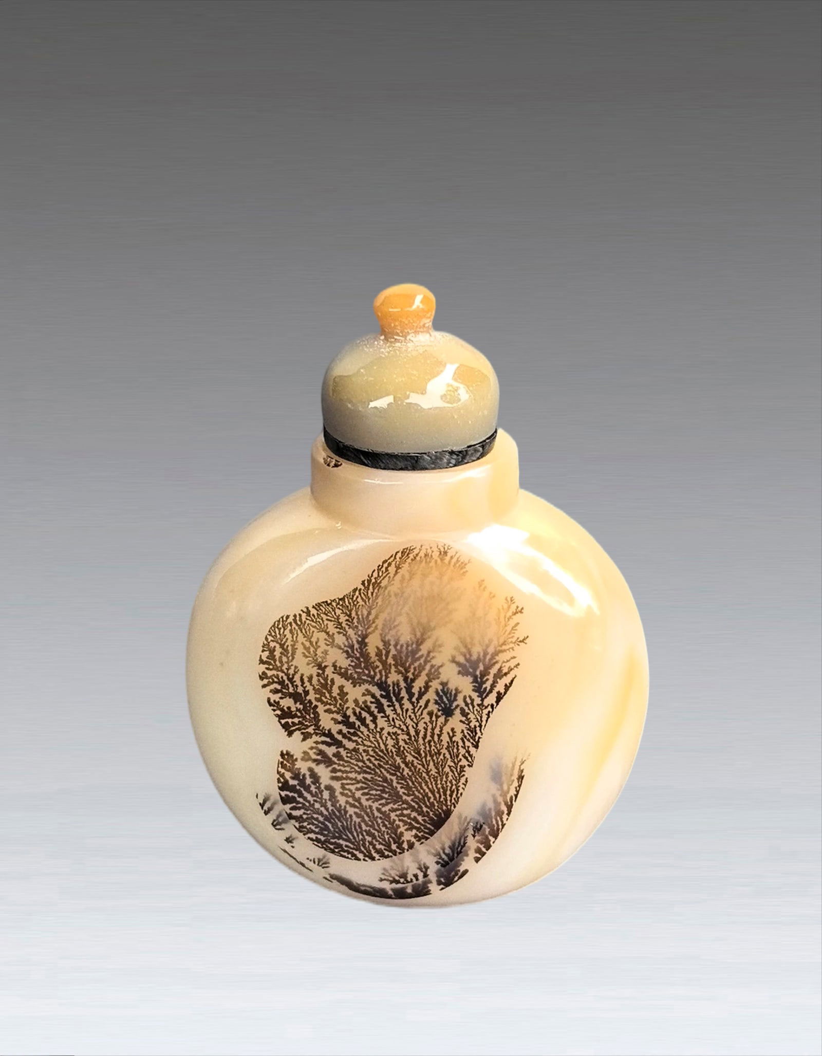 A Chinese Moss Agate snuff Bottle Qing Dynasty 1644-1912: 251136 清天然水草玛瑙鼻烟壶 1644-1912 A Chinese Moss Agate snuff Bottle Qing Dynasty 1644-1912 USD800-1000 H7cm，45.5g 清代