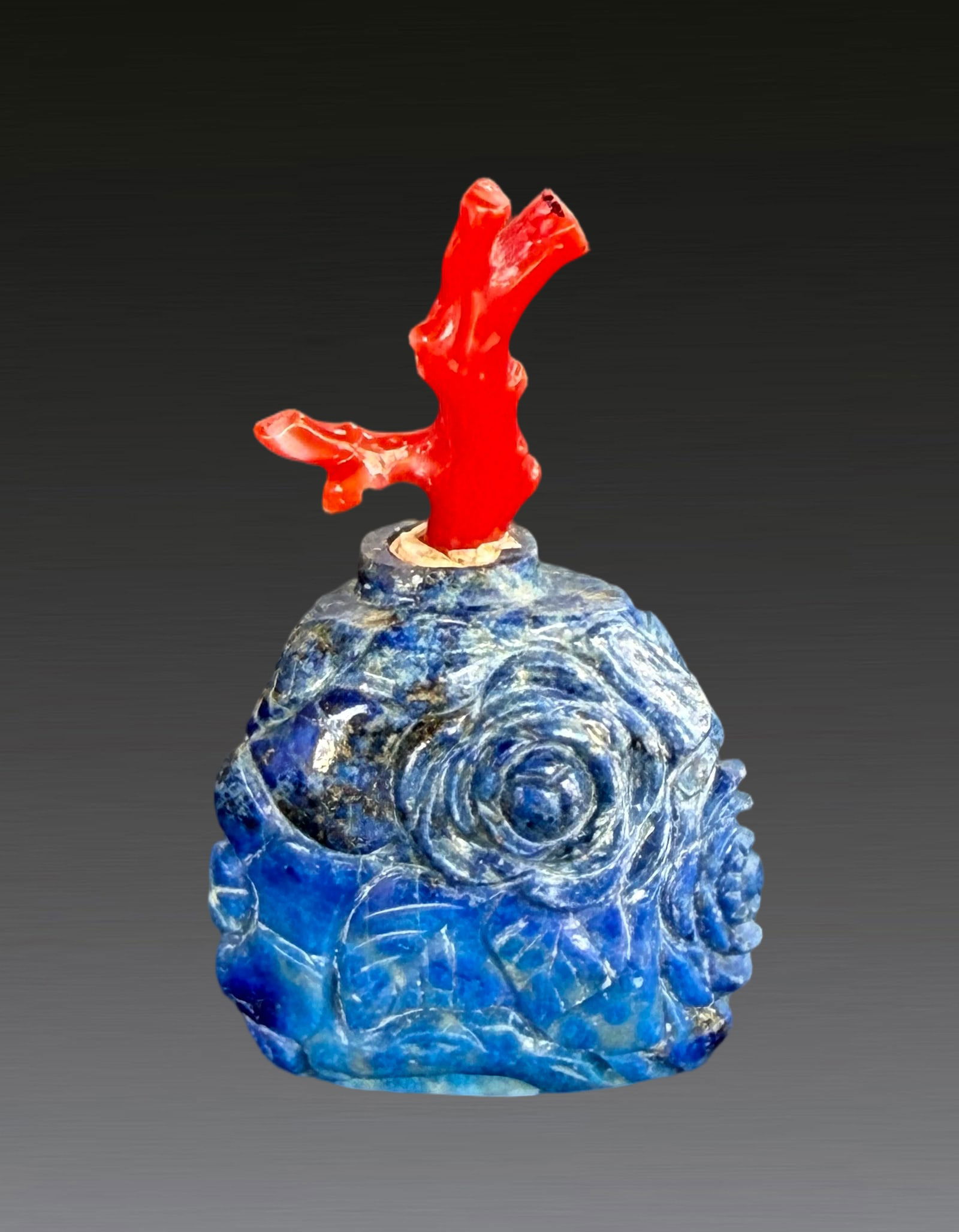 A Chinese Lapis Lazuli Flower Snuff Bottle Qing Dynasty 1644-1912: 251137 清天然青金石牡丹鼻烟壶 1644-1912 A Chinese Lapis Lazuli Flower Snuff Bottle Qing Dynasty 1644-1912 USD800-1000 H6cm，42.5