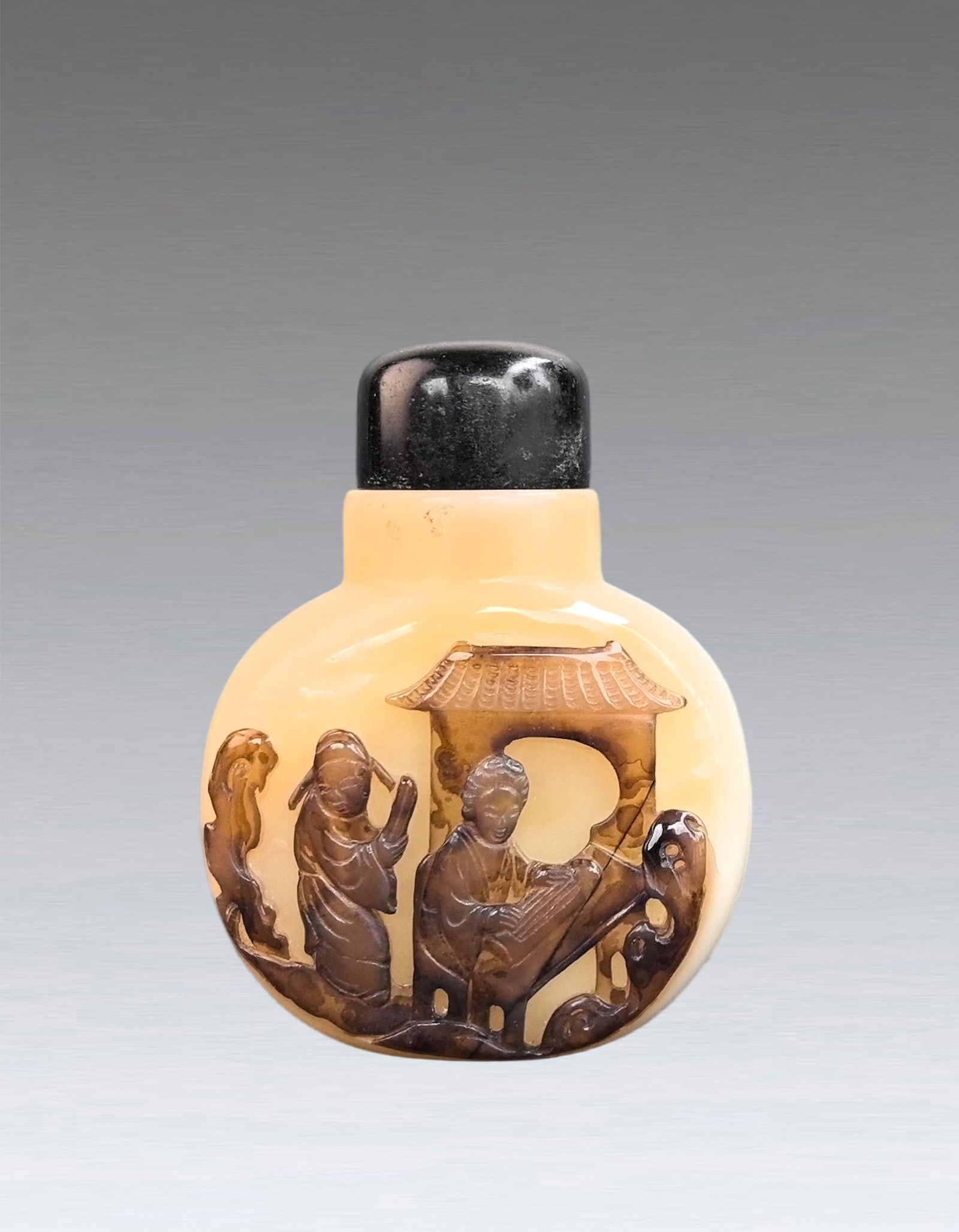 A Chinese Agate Figure snuff Bottle Qing Dynasty 1644-1912 (1 of 10)