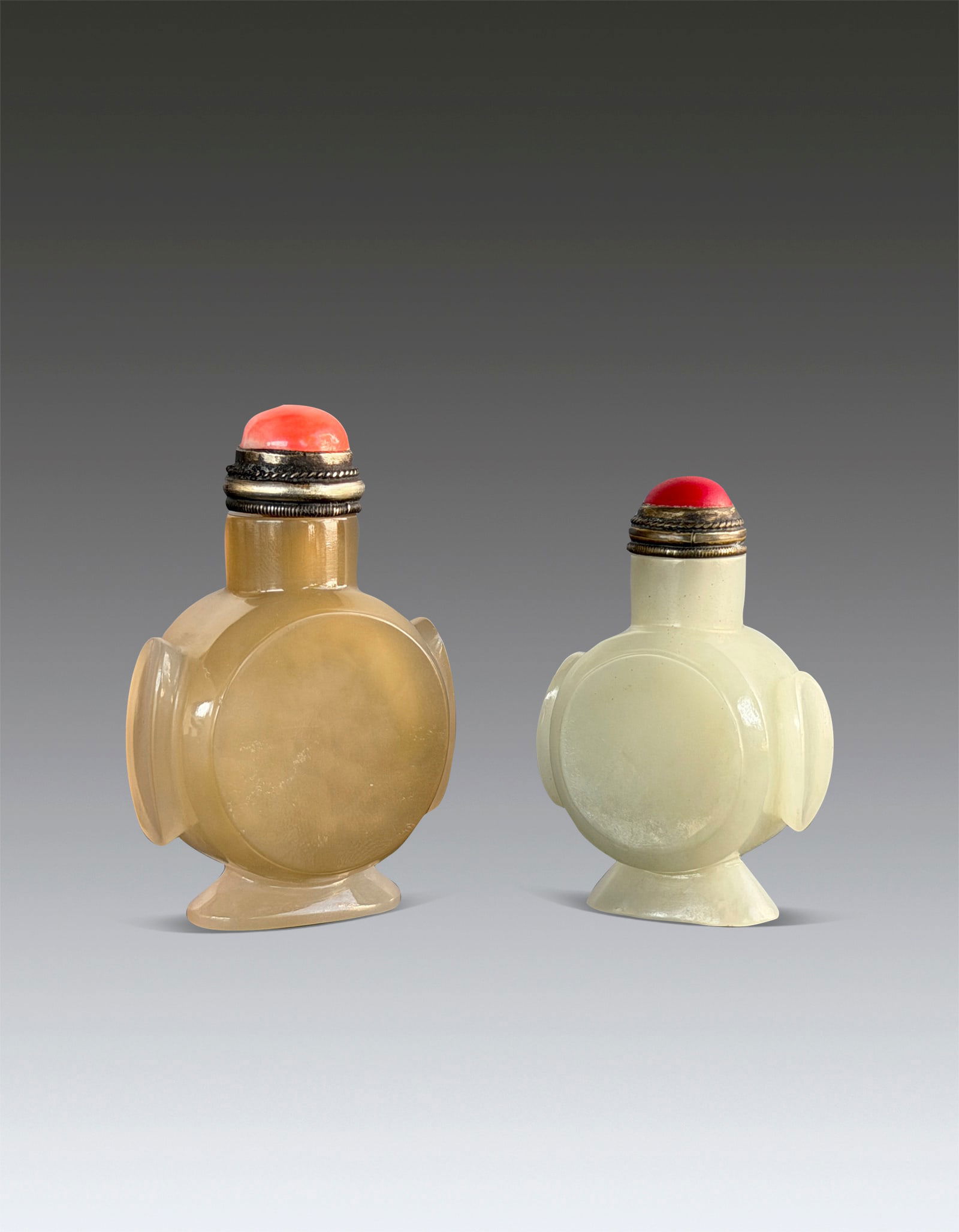 A Chinese Famille Rose Figure Vase Qing Dynasty 1644-1912: 251152 清玛瑙玉鼻烟壶一组两件 Two Chinese Agate and Jade Snuff Bottle Qing Dynasty 1644-1912 USD700-800 H5.7cm，32.5g，H4.