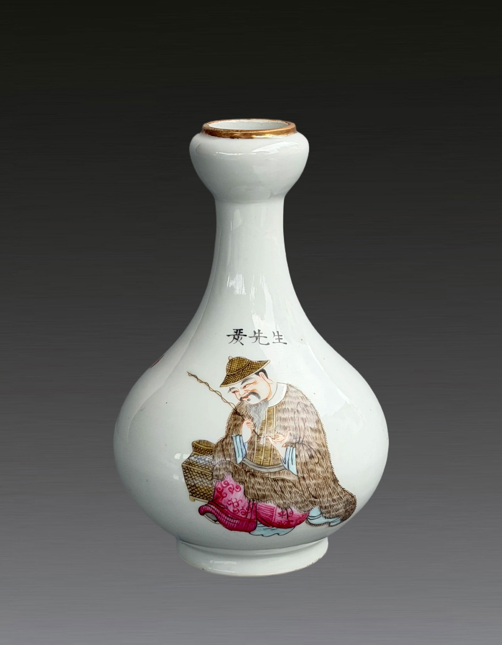 A Famille Rose Figure Vase Qing Dynasty: 251163 清粉彩人物渔翁蒜头瓶 A Famille Rose Figure Vase Qing Dynasty USD700-900 H14cm 来源:新加坡收ൡ