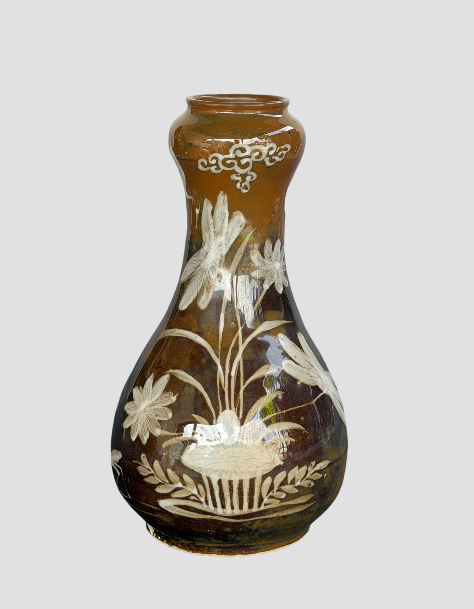 A Brown Glazed Flower and Bird Onion Head Vase Ming Wanli Period: 251183 明万历紫金釉堆白蒜头瓶 A Brown Glazed Flower and Bird Onion Head Vase Ming Wanli Period USD2000-4000 H27cm 来源A