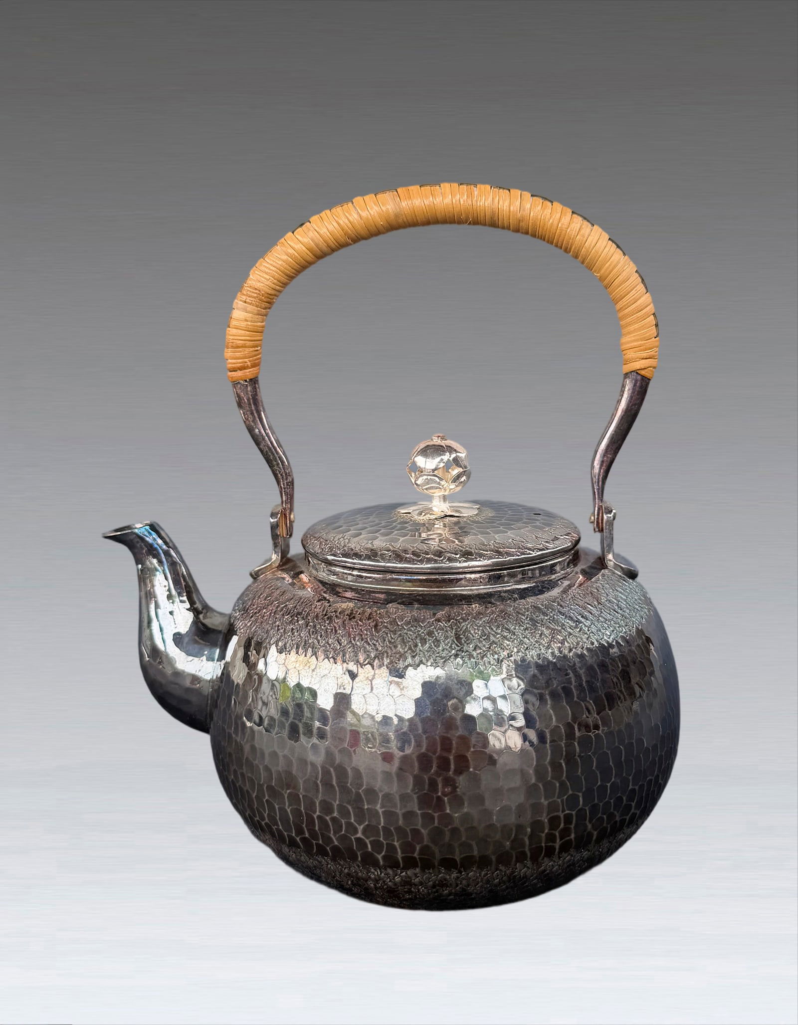 A silver Teapot with Longfengtang Mark: 251210 纯银龙夆堂造花纽提梁壶 A silver Teapot with Longfengtang Mark USD700-1000 H20cm,L18cm,479g 款识：龙