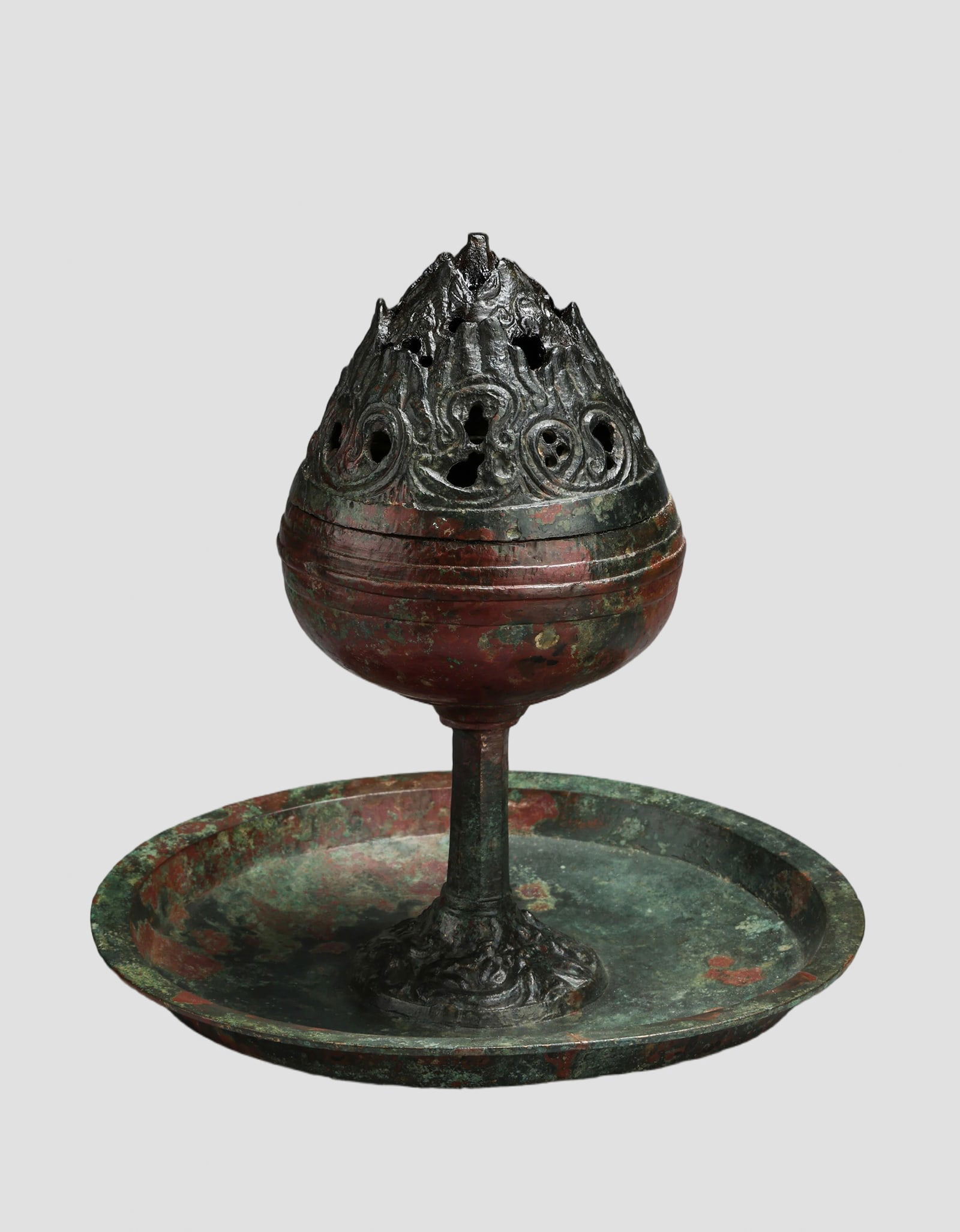 A Gilt Bronze Hill Censor Han Dynasty BC202-AD220: 251222 汉代铜博山炉 A Gilt Bronze Hill Censor Han Dynasty BC202-AD220 USD5000-8000 H21.5CM，1372g 博山炉青铜工艺