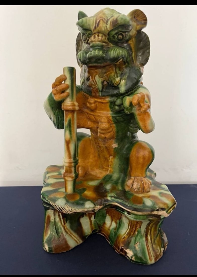 A Tang Sancai Glazed Pottery Lion Figurine Tang Dynasty: 261017 唐代三彩狮子抱柱陶俑 A Tang Sancai Glazed Pottery Lion Figurine Tang Dynasty USD1000-2000 胎体厚重坚