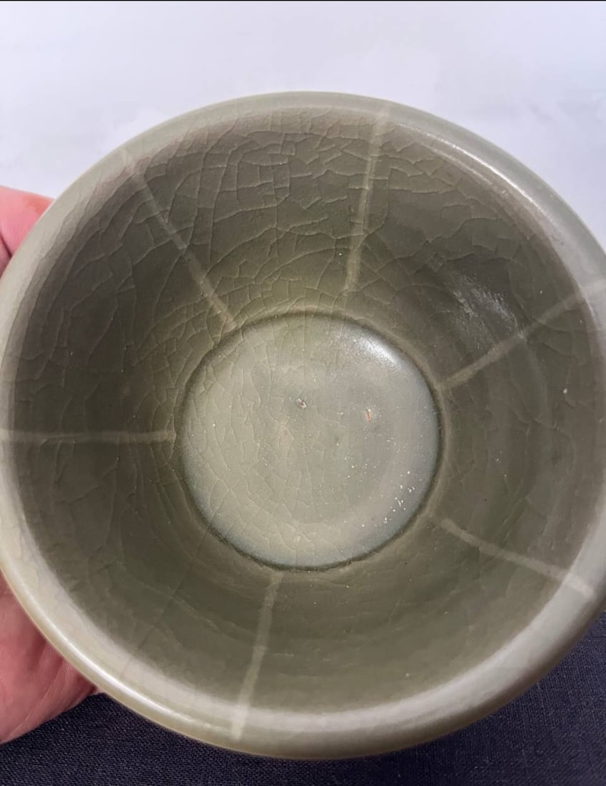 A Yaozhou Kiln Flower Shaped Bowl Song Dynasty: 261030 宋耀州窑六瓣葵口花瓣碗 A Yaozhou Kiln Flower Shaped Bowl Song Dynasty USD1000-2000 此件宋代耀
