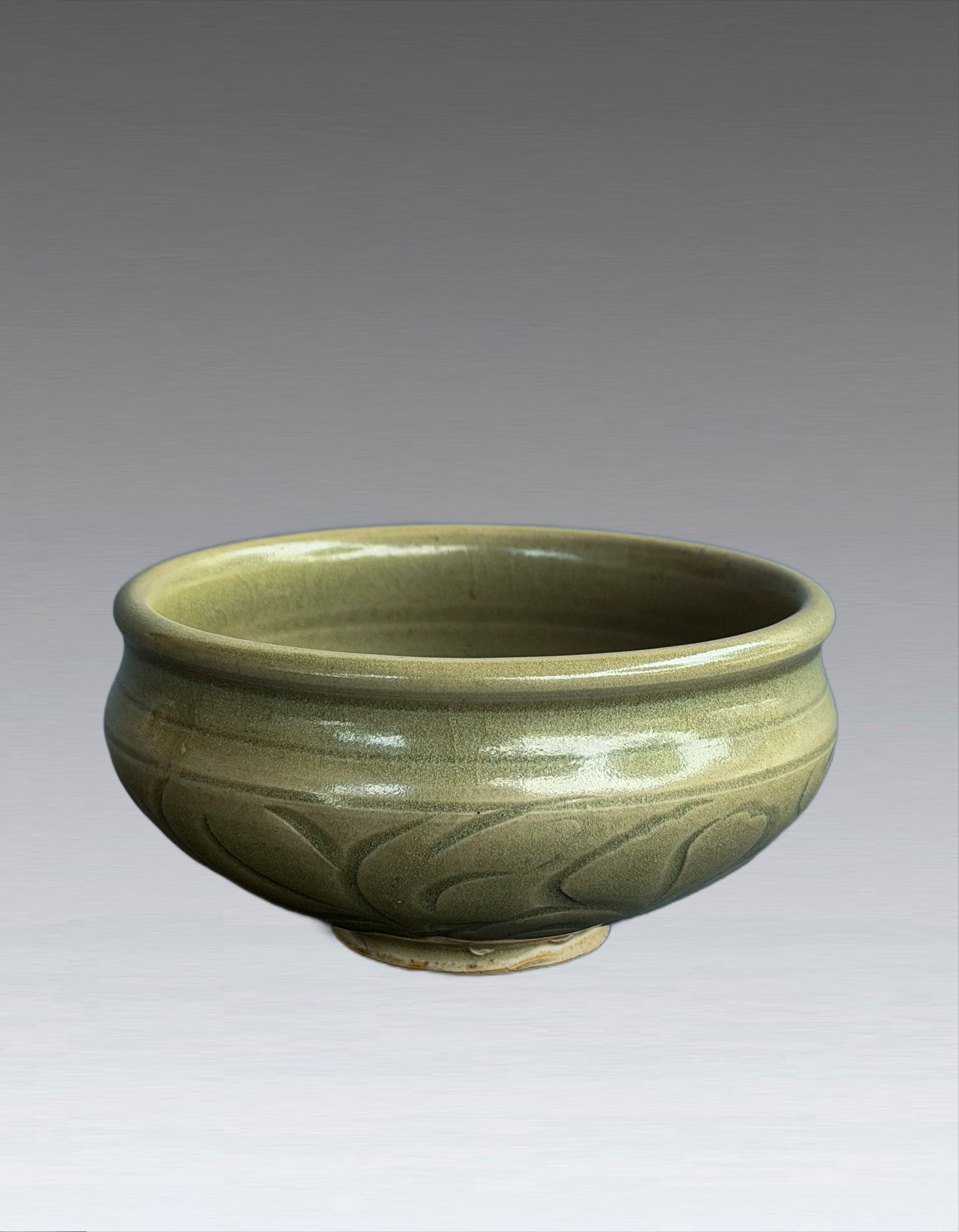 A Yaozhou Kiln Celadon Bowl Song Dynasty: 261032 宋代耀州窑刻花纹钵 A Yaozhou Kiln Celadon Bowl Song Dynasty USD2000-3000 D11cm，H5.5cm 此件宋代耀ॣ