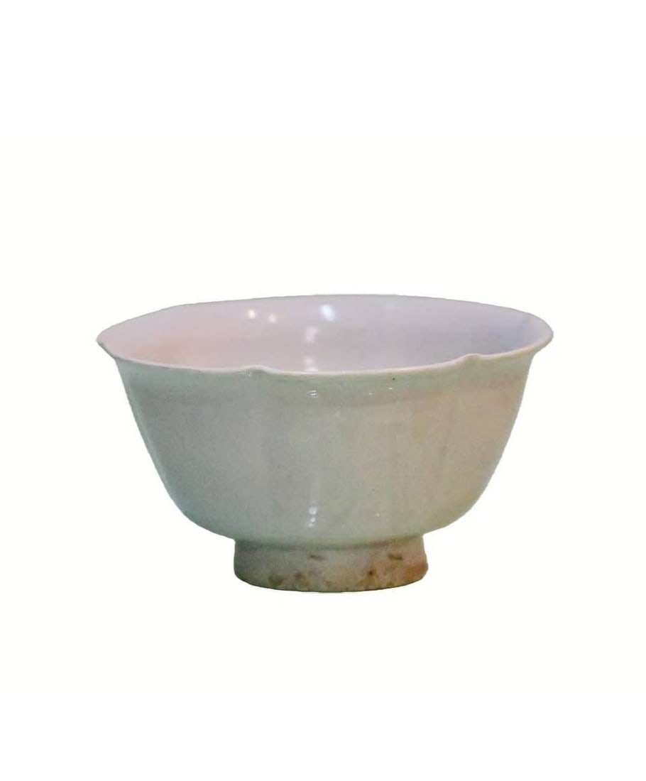 A White Glazed Foliate Rim Bowl Tang Dynasty: 261043 ???????? A White Glazed Foliate Rim Bowl Tang Dynasty USD1000-2000 ???? ???70????????? ?????????????????????????????????????????????????????????????????????????