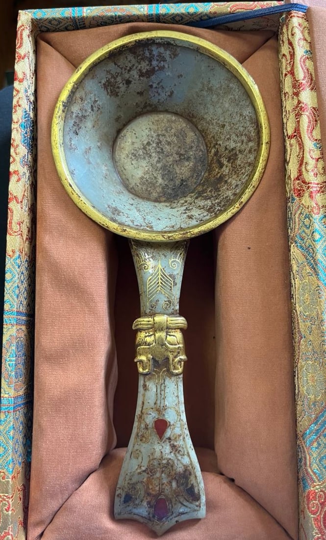 A Gold Mounted Jade Phoenix Spoon Tang Dynasty: 261055 唐代金嵌凰鸟玉勺 A Gold Mounted Jade Phoenix Spoon Tang Dynasty USD1000-1200 尺寸不一 来源：欧