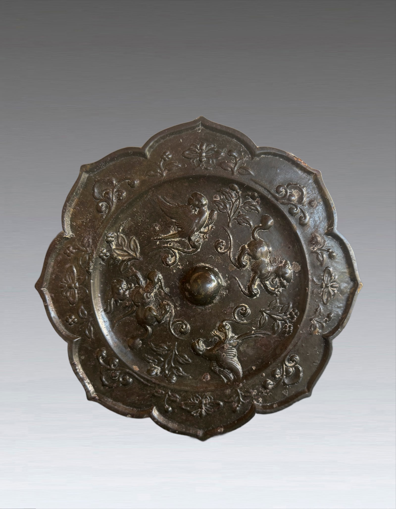 A Chinese Bronze Mirror Tang Dynasty: 261059 唐代菱形鸟兽纹铜镜 A Chinese Bronze Mirror Tang Dynasty USD800-1000 D18.5cm 铜质坚实，历经岁