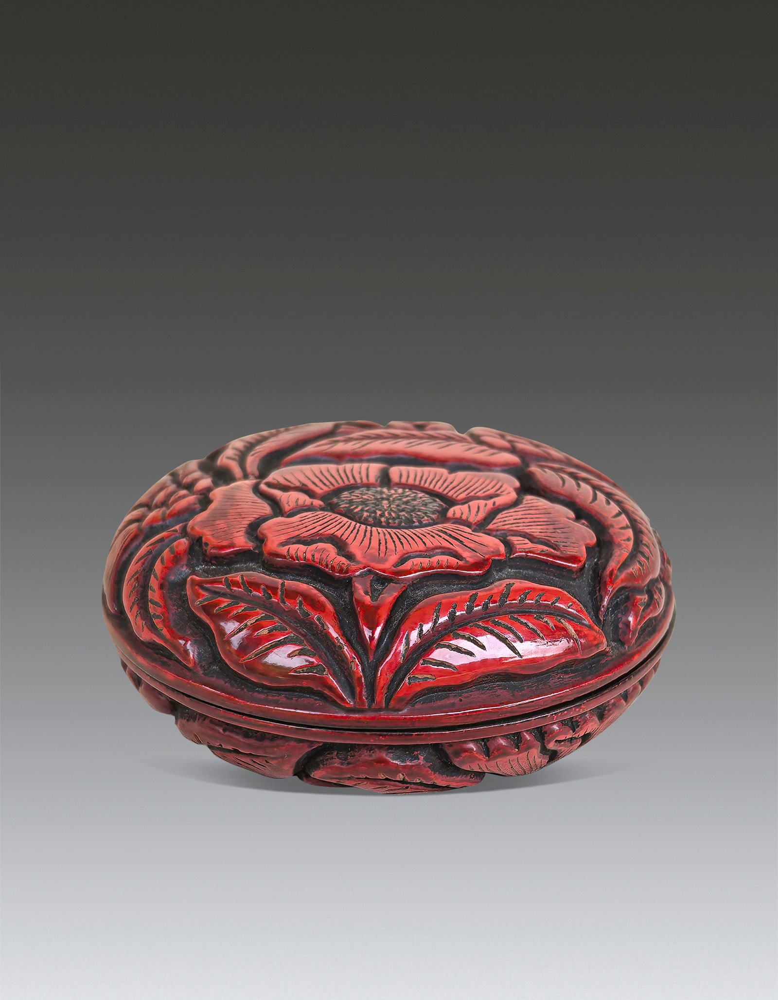 A Chinese Lacquered Red Flower Box Yuan Dynasty: 261069 元代剔红牡丹纹印盒 A Chinese Lacquered Red Flower Box Yuan Dynasty USD1000-1500 D7.5x3cm 来源：日本收&#