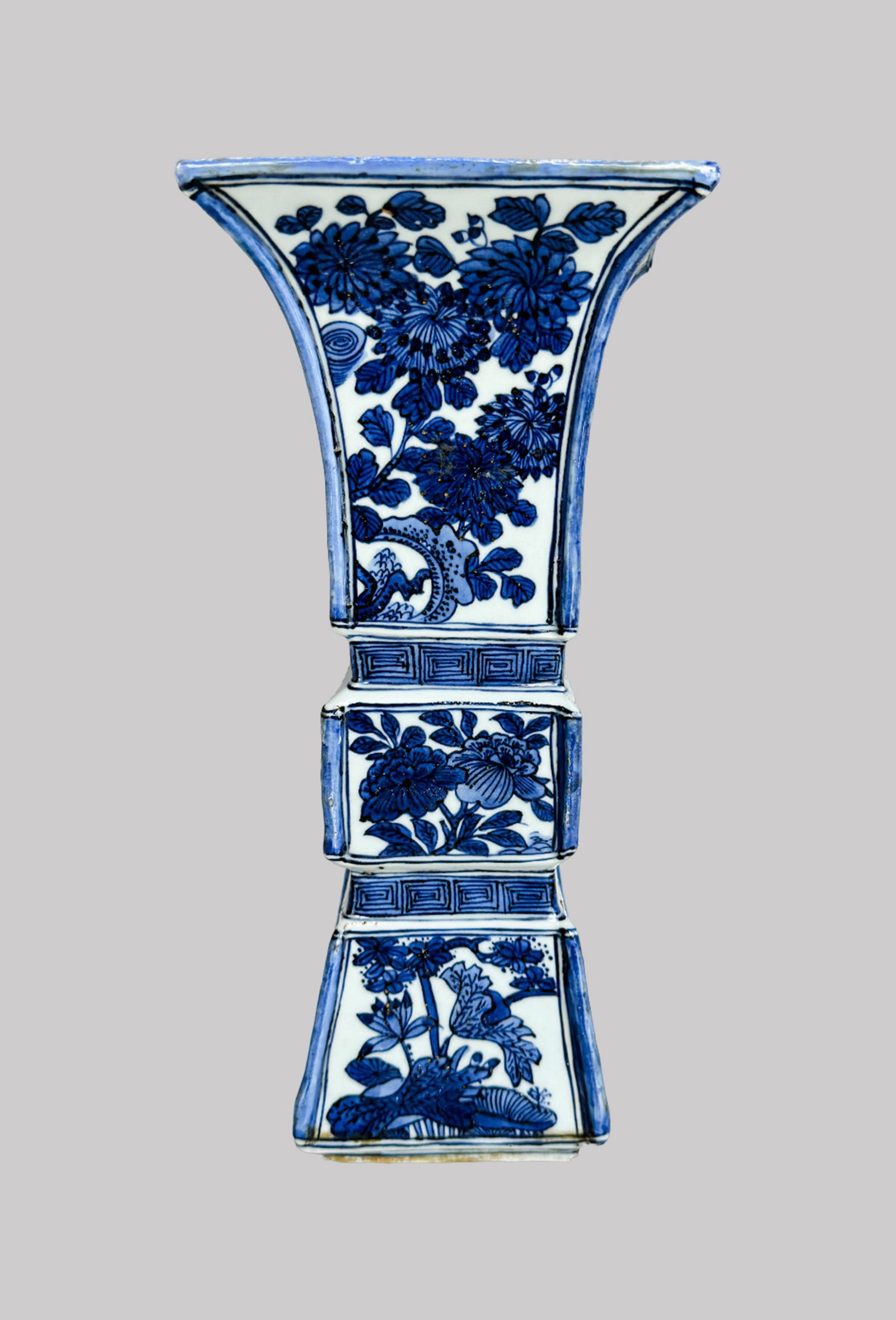 A Chinese Blue and White Squre Vase Ming Wanli: 261143 明万历青花花卉四方觚 A Chinese Blue and White Squre Vase Ming Wanli USD2000-3000 H28cm 来源：新加ࢼ