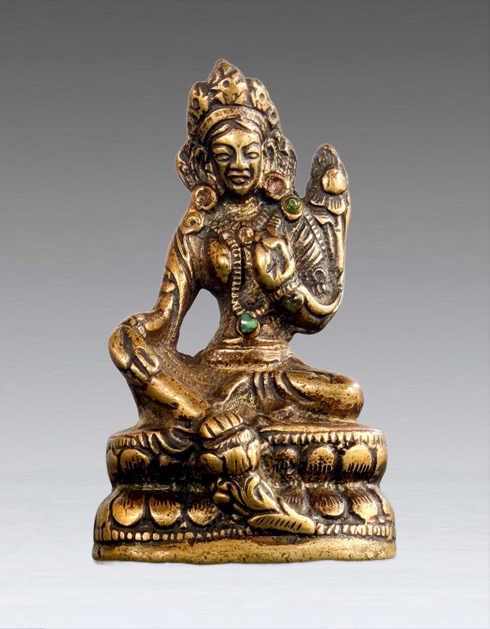 A Tibetan Bronze Green Tara statue 17th century: 261169 17世纪铜藏传绿度母佛像 A Tibetan Bronze Green Tara statue 17th century USD600-900 H8cm 通体呈现自୒