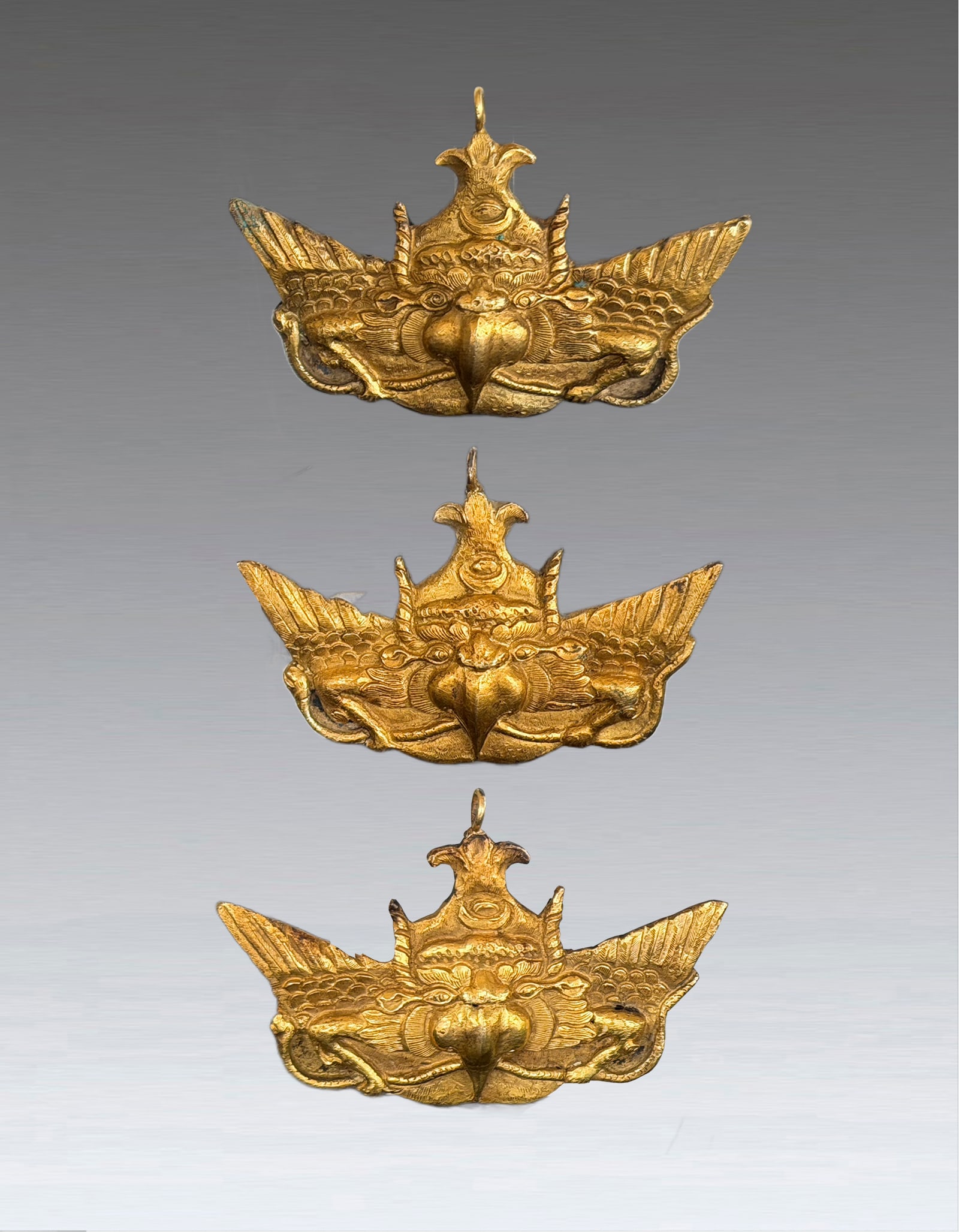 A Set of Gilt Bronze Garuda 20th Century: 261184 20世纪铜鎏金大鹏金翅鸟一组三件 A Set of Gilt Bronze Garuda 20th Century USD600-900 7.5x5cm 参考&#