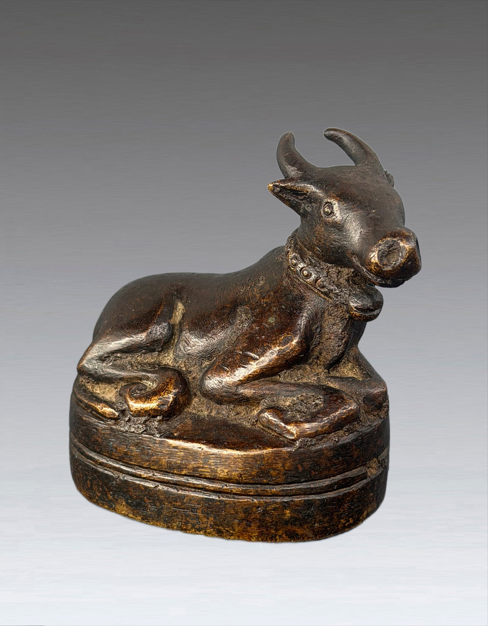 A Chinese Bronze Bull 17 Century: 261188 17世纪藏传铜神牛 A Chinese Bronze Bull 17 Century USD600-900 H8.5cm 造型雄健威猛，体态敦