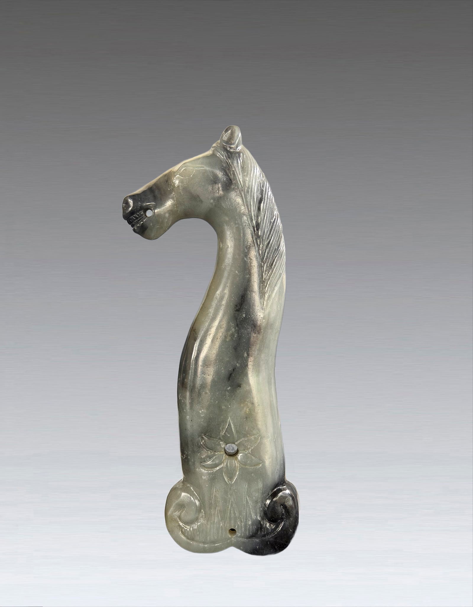 A White Jade Horse Head Handle Qing Dynasty 1644-1912: 261192 清和田玉马首刀柄 1644-1912 A White Jade Horse Head Handle Qing Dynasty 1644-1912 USD1500-2000 H14cm，190g 取材天然&