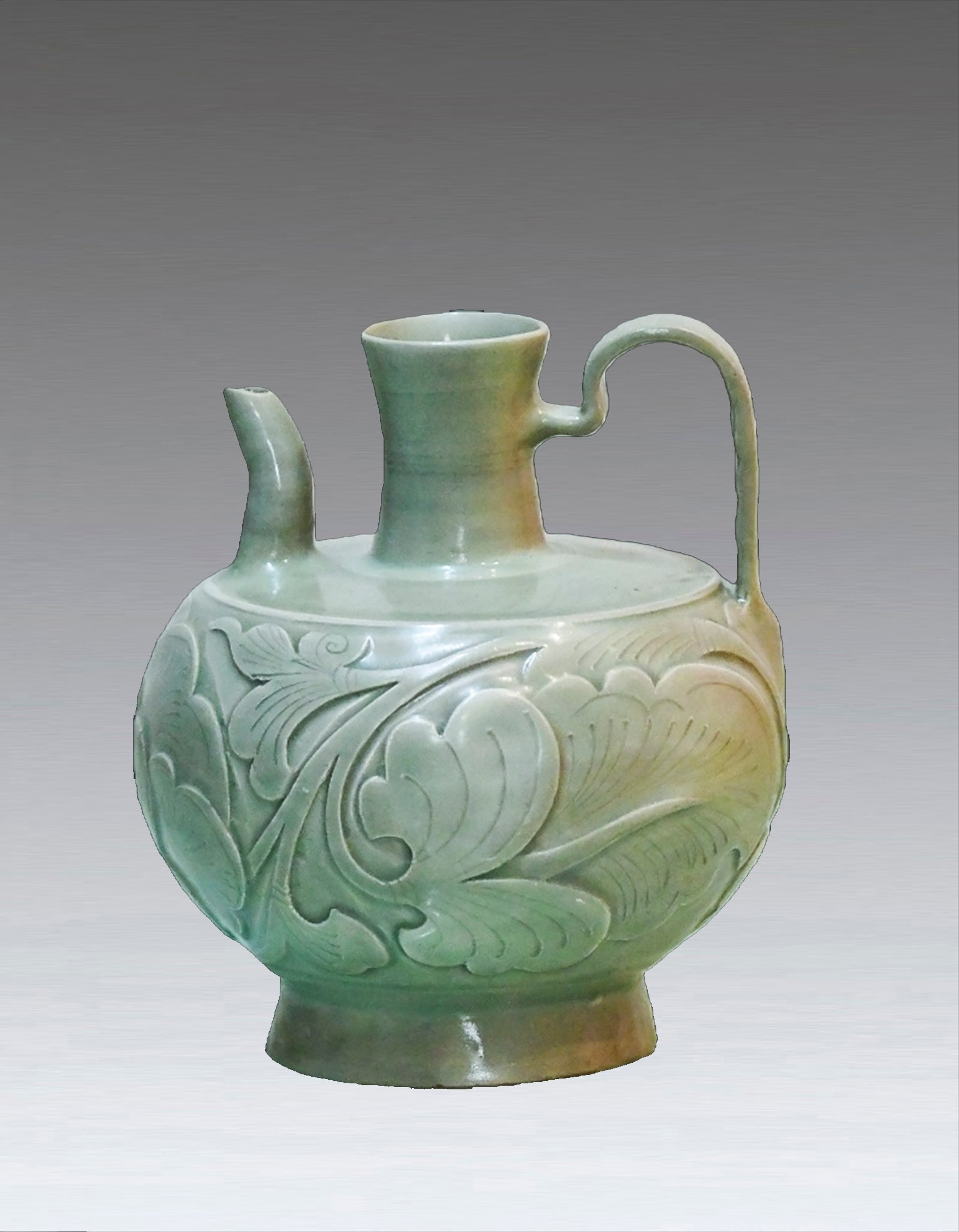A Chinese Yaozhou Teapot Five Dynasty: 261207 五代耀州窑刻花执壶 A Chinese Yaozhou Teapot Five Dynasty USD2000-4000 H17cm 来源：新加坡郭氏