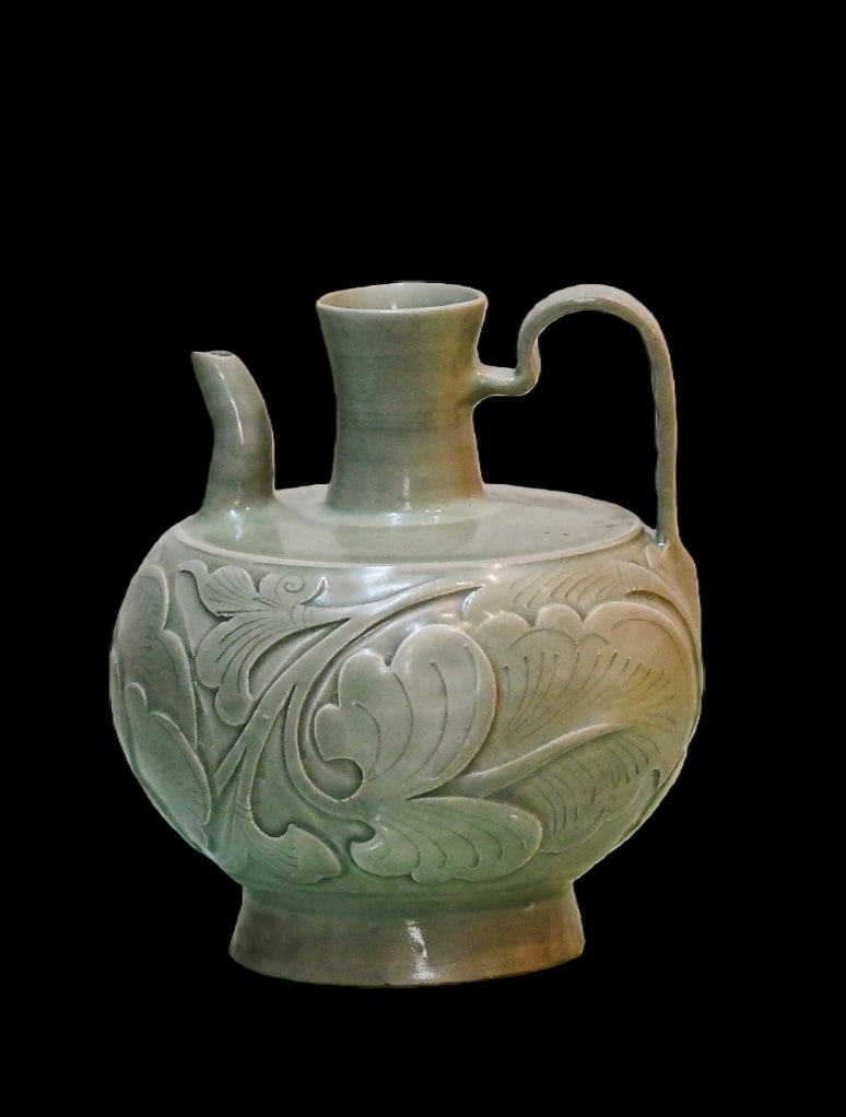 A Chinese Yaozhou Teapot Five Dynasty: 261207 五代耀州窑刻花执壶 A Chinese Yaozhou Teapot Five Dynasty USD1000-2000 H17cm 来源：新加坡郭氏