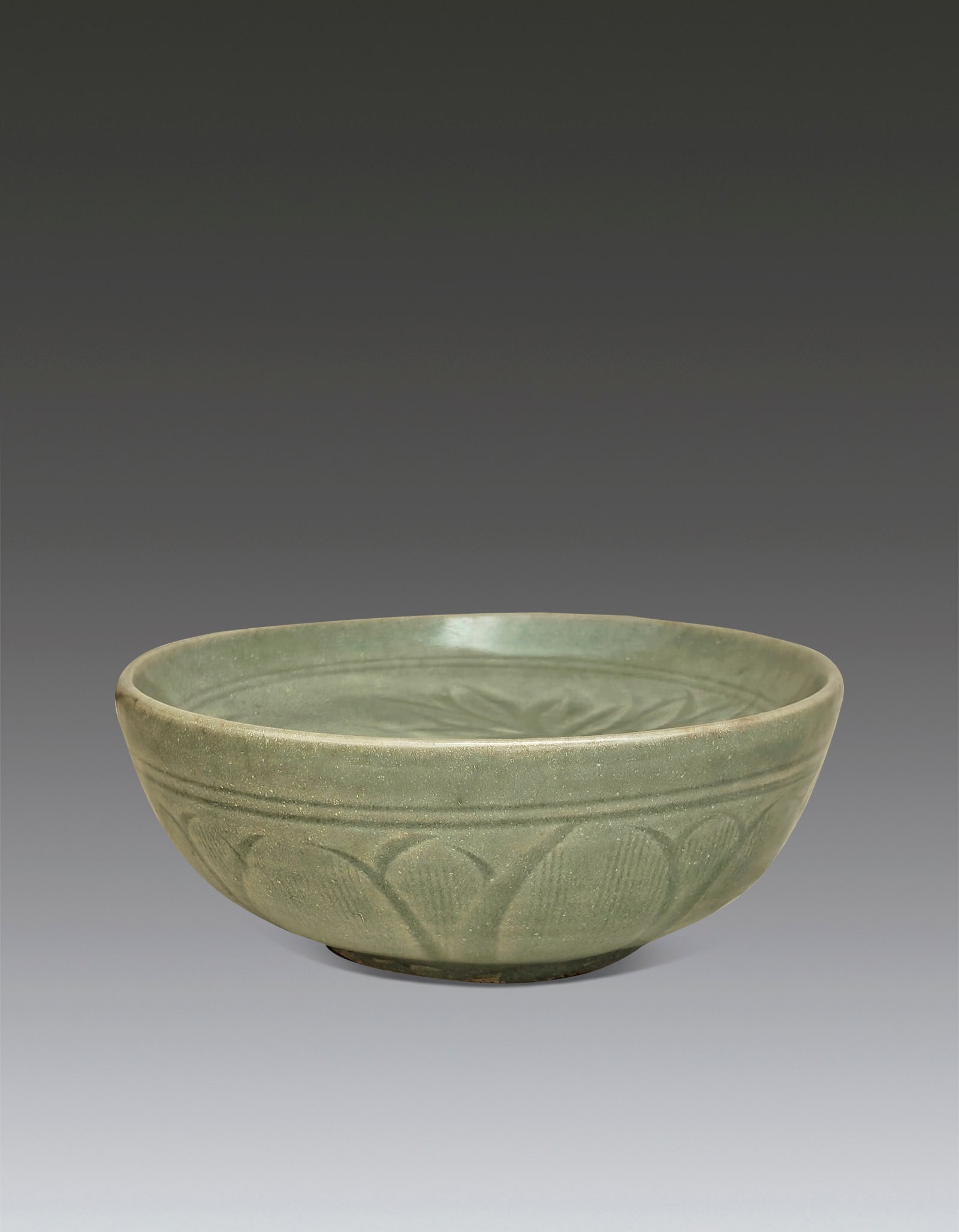 A Chinese Celadon Bowl Ming Dynasty Xuande Period: 271048 明宣德龙泉青釉孔明碗 A Chinese Celadon Bowl Ming Dynasty Xuande Period 来源：日本收藏फ