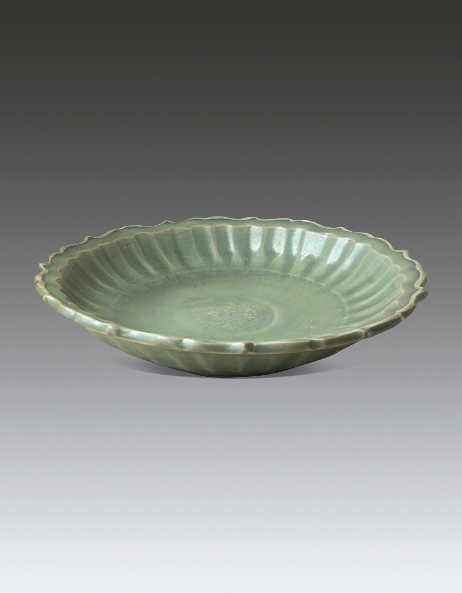 A Chinese Celadon Plate Early Ming Dynasty: 271150 商代带铭文饕餮纹青铜尊 BC1600-1046 A Chinese Bronze Zun with Inscription and Taotie Shang Dynasty 来源：Ē