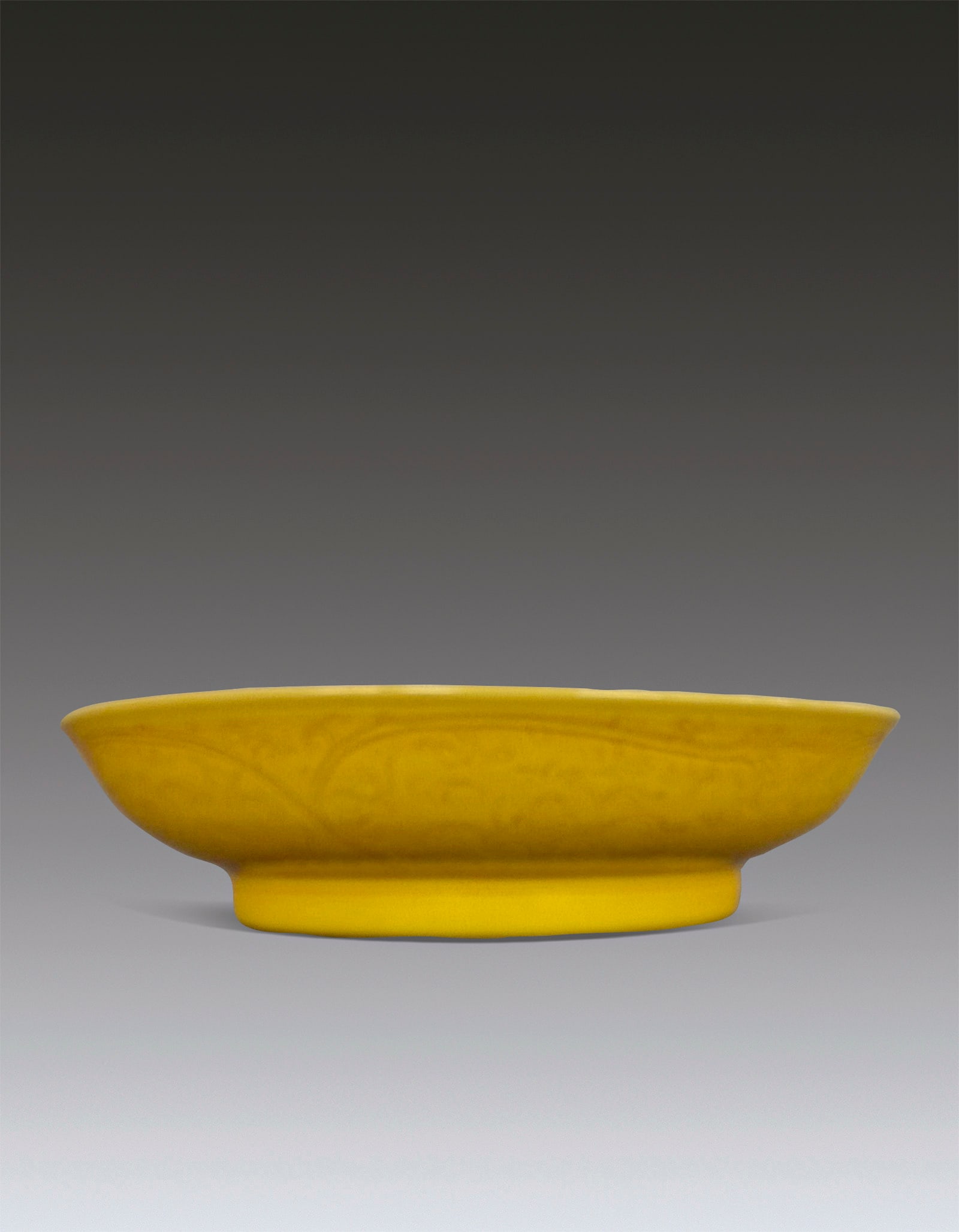 A Chinese Incised Flower Plate Qing Dynasty Yongzheng Mark: 271053 大清雍正年制黄釉暗刻缠枝莲纹盘 A Chinese Incised Flower Plate Qing Dynasty Yongzheng Mark 来ě