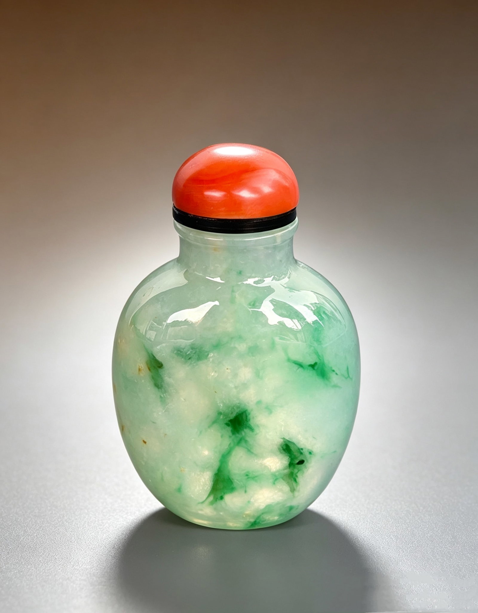 A Chinese Jadeite Snuff Bottle Qing Dynasty 1644-1912: 271071 清翡翠玻璃种鼻烟壶 A Chinese Jadeite Snuff Bottle Qing Dynasty 1644-1912 来源：日本收藏家&#