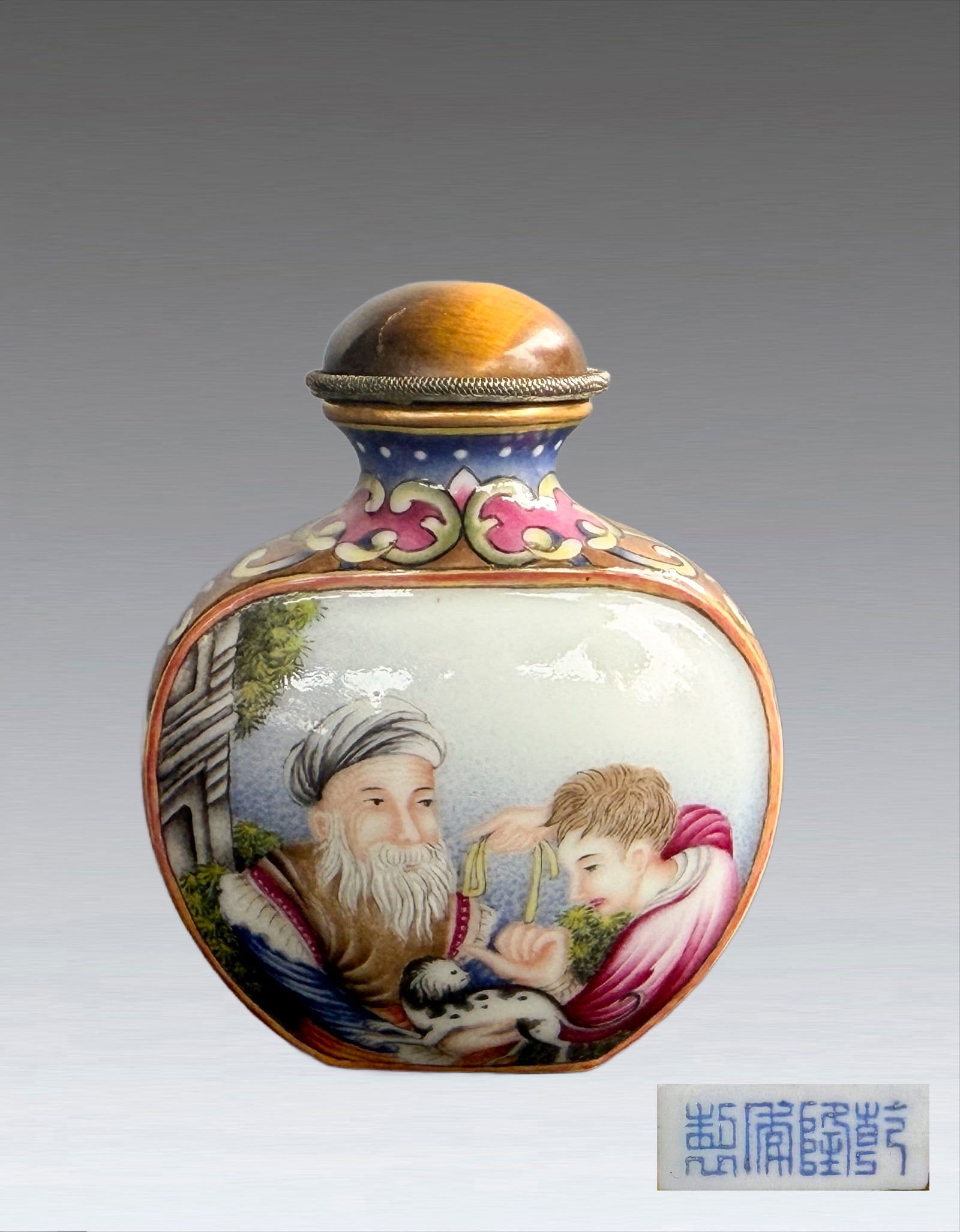 An Imperial Enamel Figure Snuff Bottle Qing Dynasty Qianlong Mark and Period: 271072 清乾隆年制西洋人物瓷胎画珐琅鼻烟壶 An Imperial Enamel Figure Snuff Bottle Qing Dynasty Qian