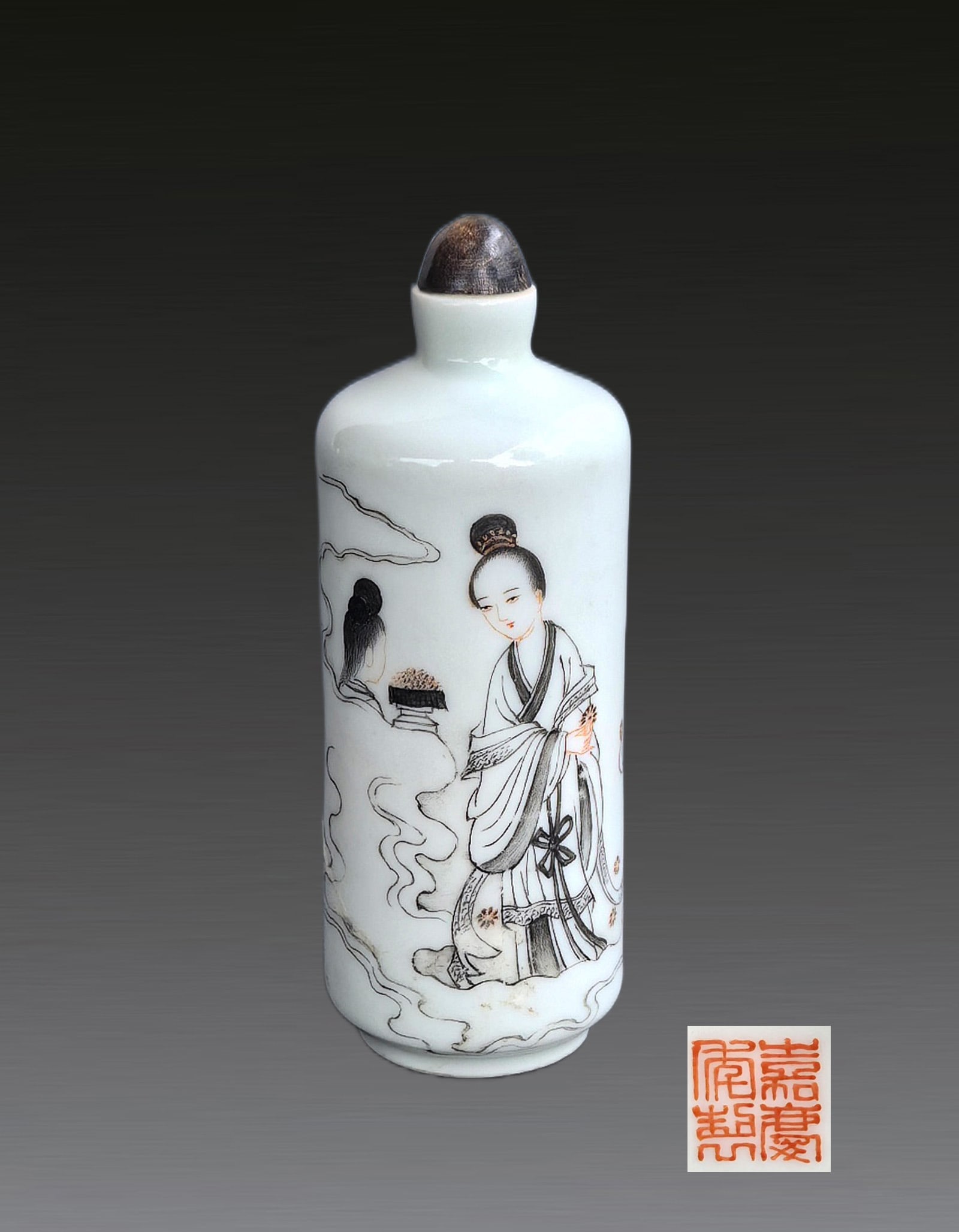 A Chinese Famille Rose Snuff Bottle Qing Dynasty 1644-1912 (1 of 6)