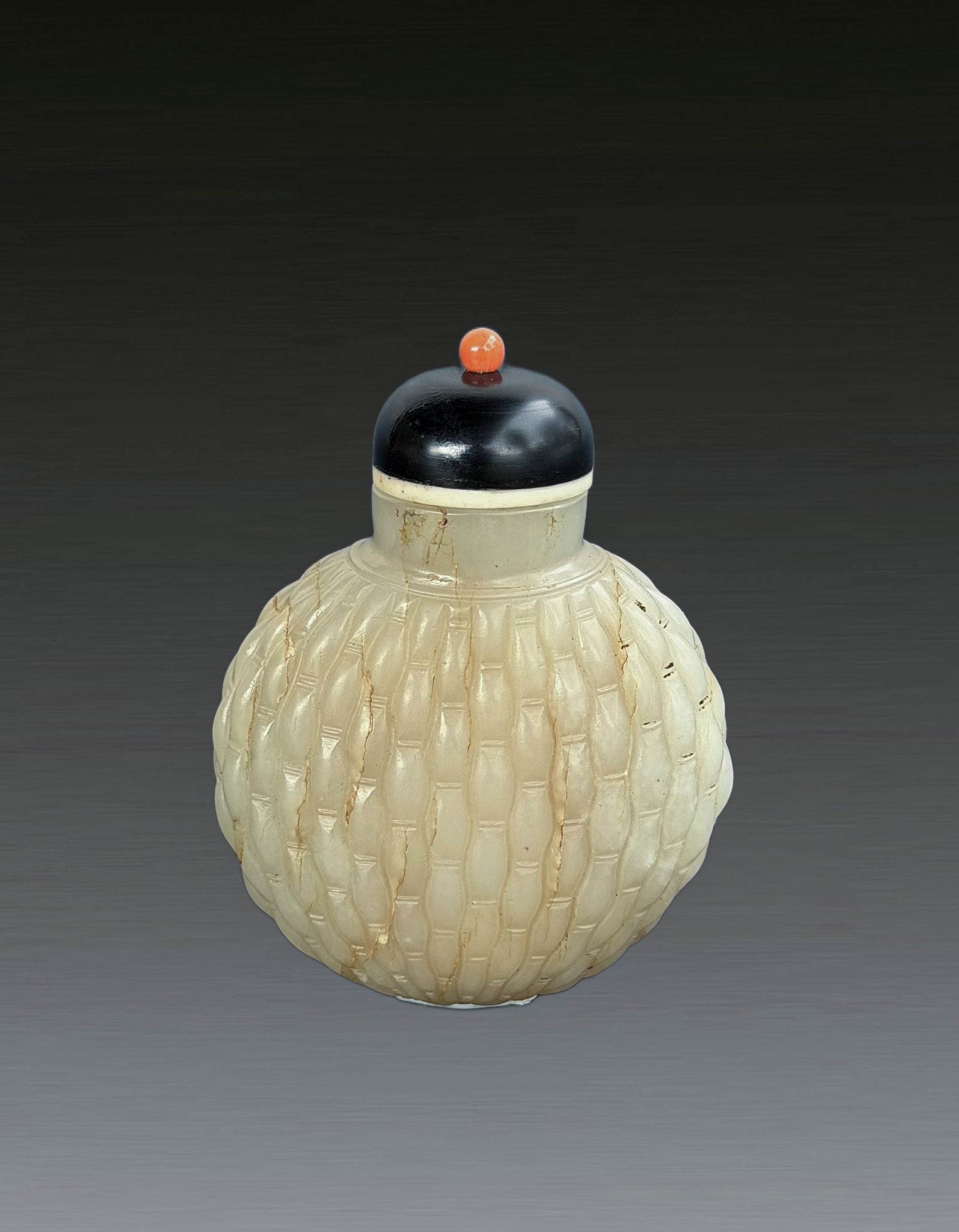 A Chinese White Jade Snuff Bottle Qing Dynasty 1644-1912 (1 of 7)
