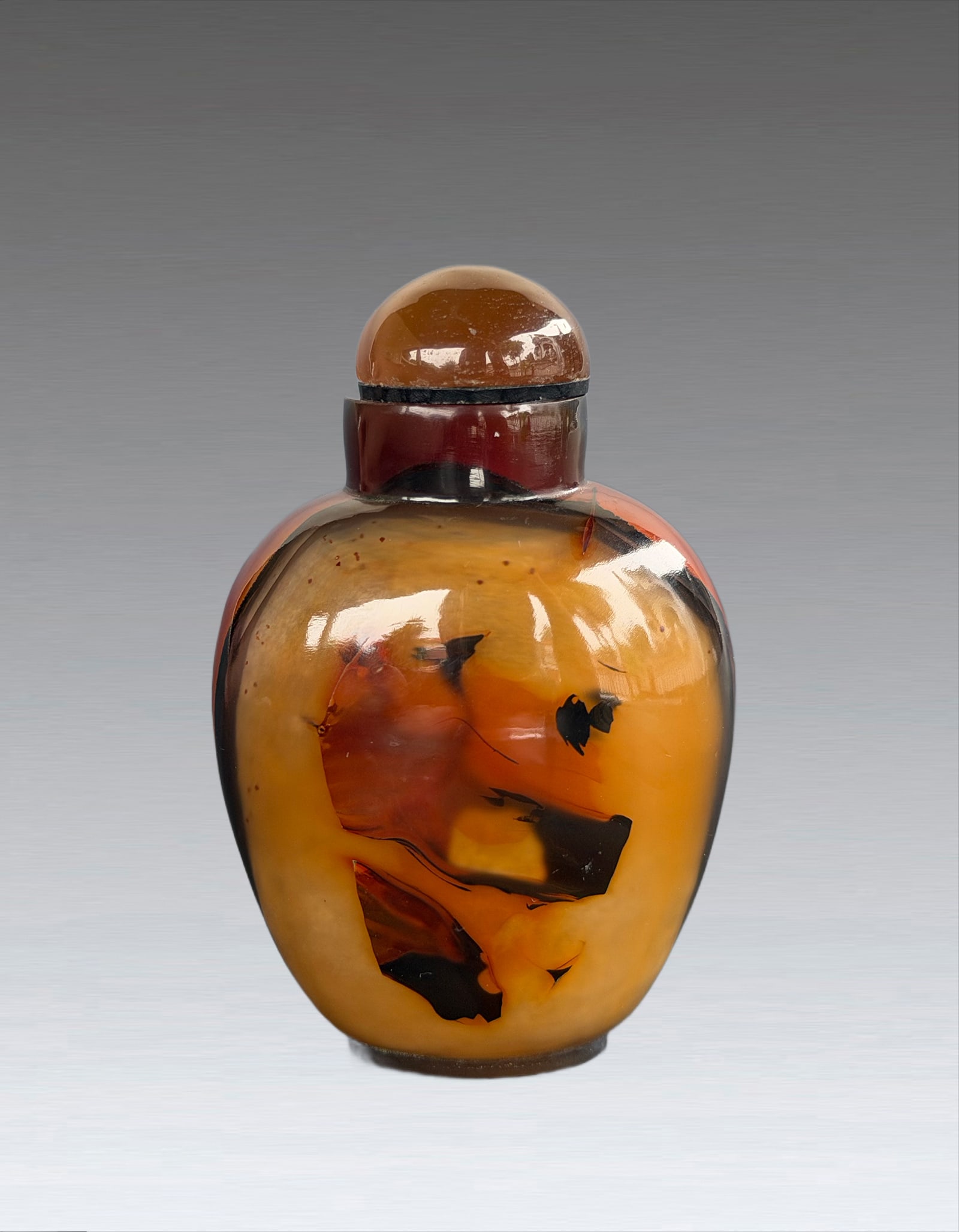 A Chinese Agate Snuff Bottle Mid Qing Dynasty (1 of 10)