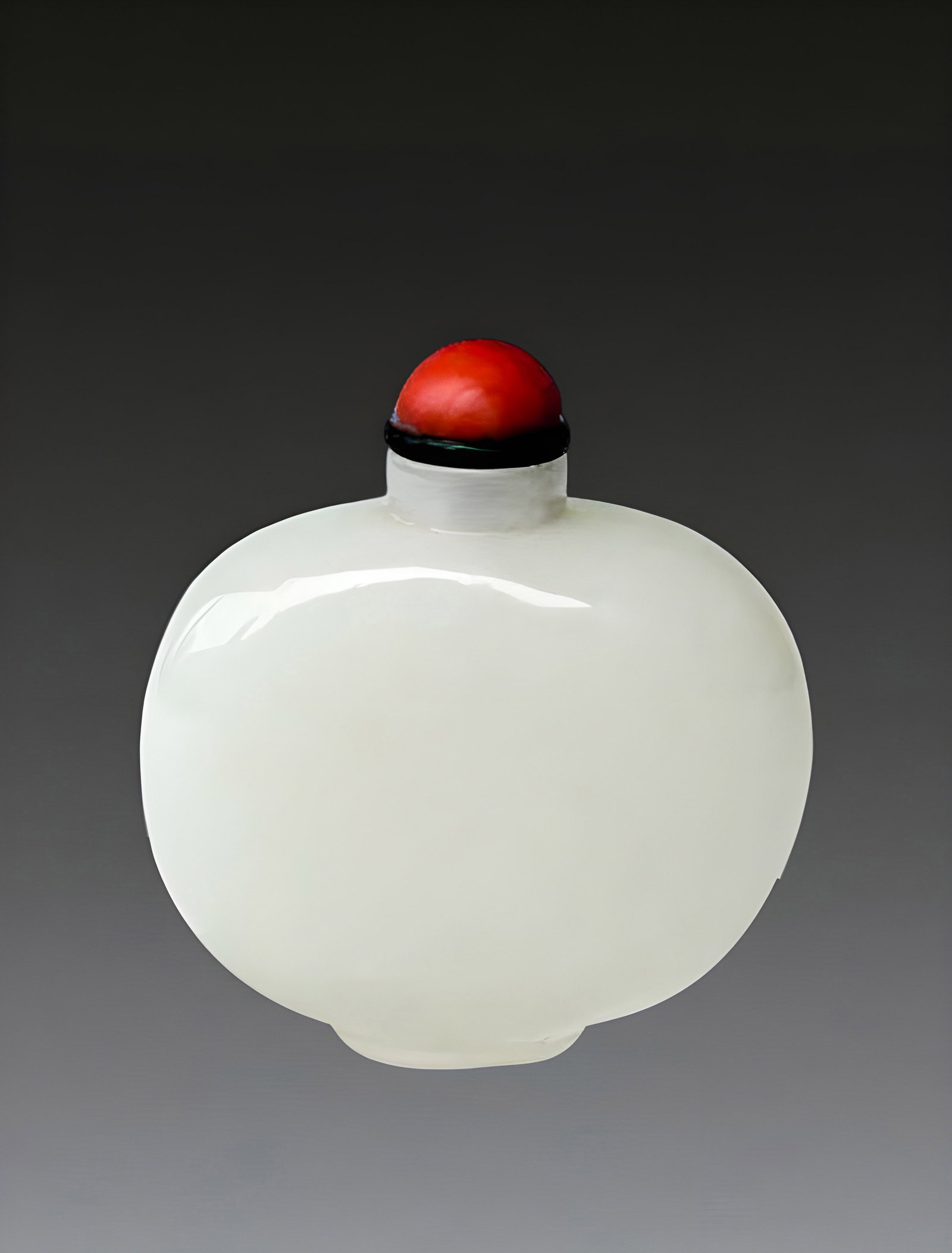 A Chinese White Jade Snuff Bottle Mid Qing Dynasty: 271080 清中期和田白玉椭圆形鼻烟壶 A Chinese White Jade Snuff Bottle Mid Qing Dynasty 来源：欧ņ