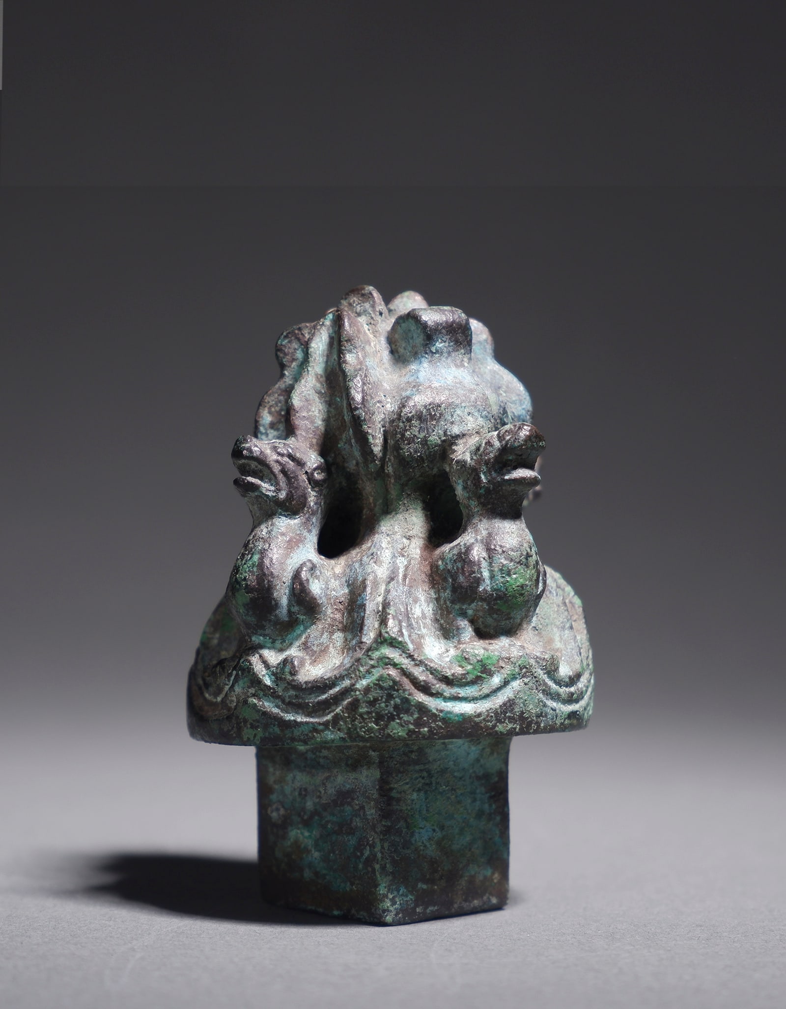 A Chinese Animal Boshan Incense Burner Han Dynasty 206BC?CAD 220: 271147 汉代动物博山琴钠 BC202-AD220 A Chinese Animal Boshan Incense Burner Han Dynasty 206BC–AD 220 来源：欧美ਟ
