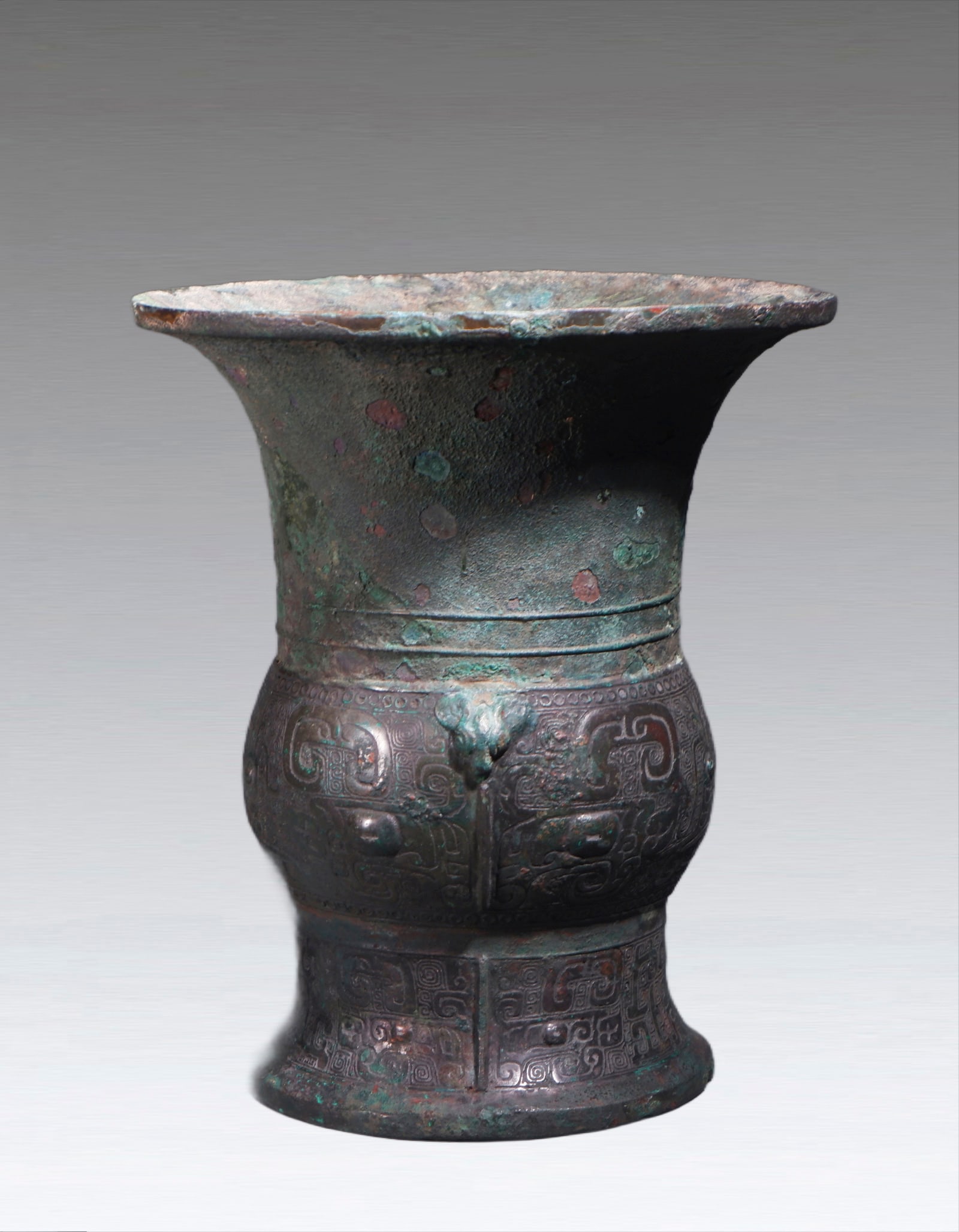 A Chinese Bronze Zun with Inscription and Taotie Shang Dynasty: 271150 商代带铭文饕餮纹青铜尊 BC1600-1046 A Chinese Bronze Zun with Inscription and Taotie Shang Dynasty 来源：Ɖ