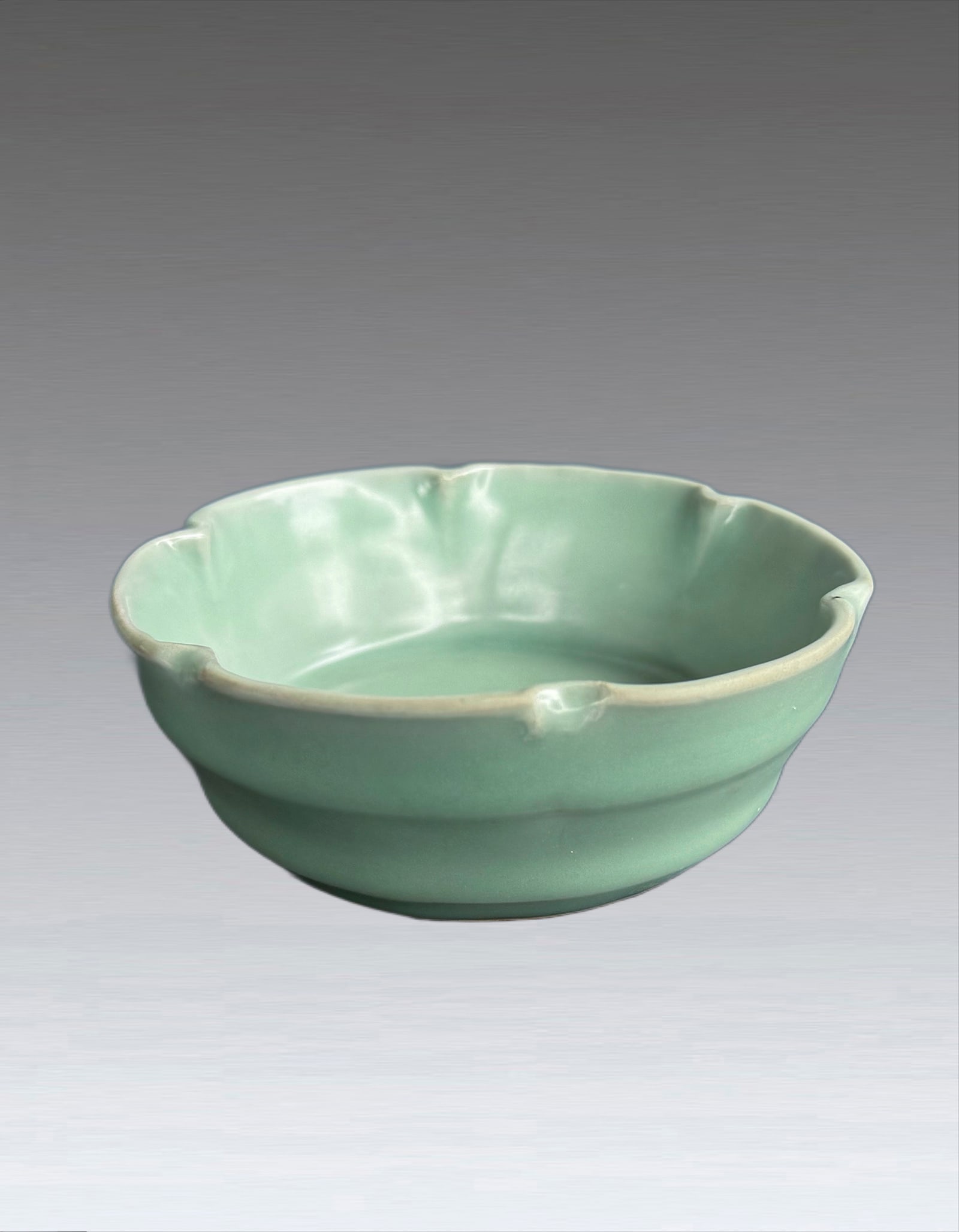 A Chinese Celadon Water Washer Southern Song Dynasty 1127-1279: 271161 南宋龙泉粉青釉花口洗 1127-1279 A Chinese Celadon Water Washer Southern Song Dynasty 1127-1279 来源：日本
