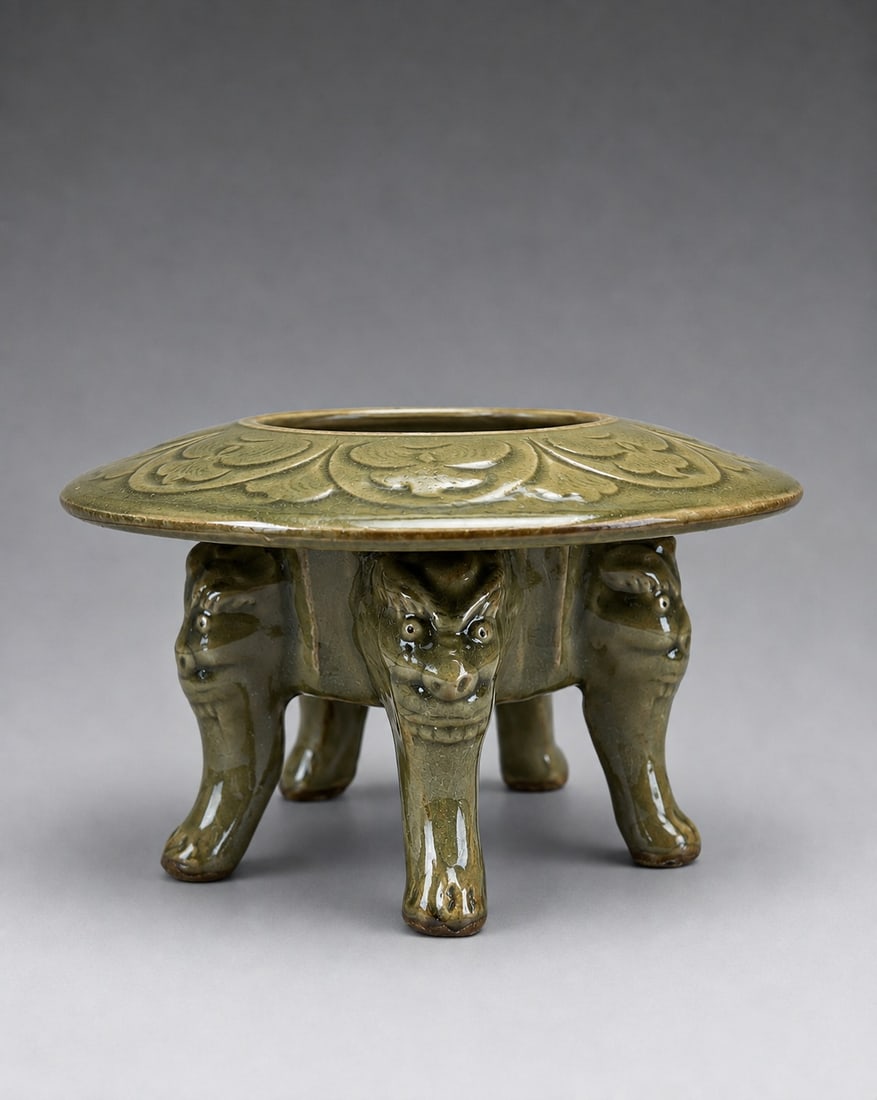 A Chinese Longquan Celadon Five Foot Censer Song Dynasty 960-1279: 271165 宋代龙泉青釉五兽足琴炉 960-1279 A Chinese Longquan Celadon Five Foot Censer Song Dynasty 960-1279 来源：Ą