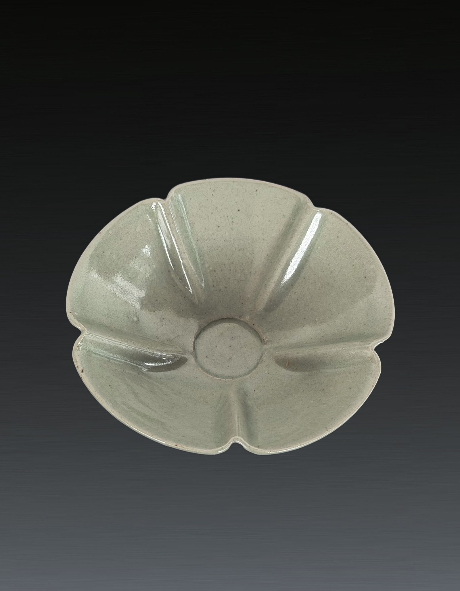 A Chinese Celadon Bowl Song Dynasty 960?C1279: 271172 宋代耀州窑花瓣形盏 960-1279 A Chinese Celadon Bowl Song Dynasty 960–1279 来源：新加坡郭