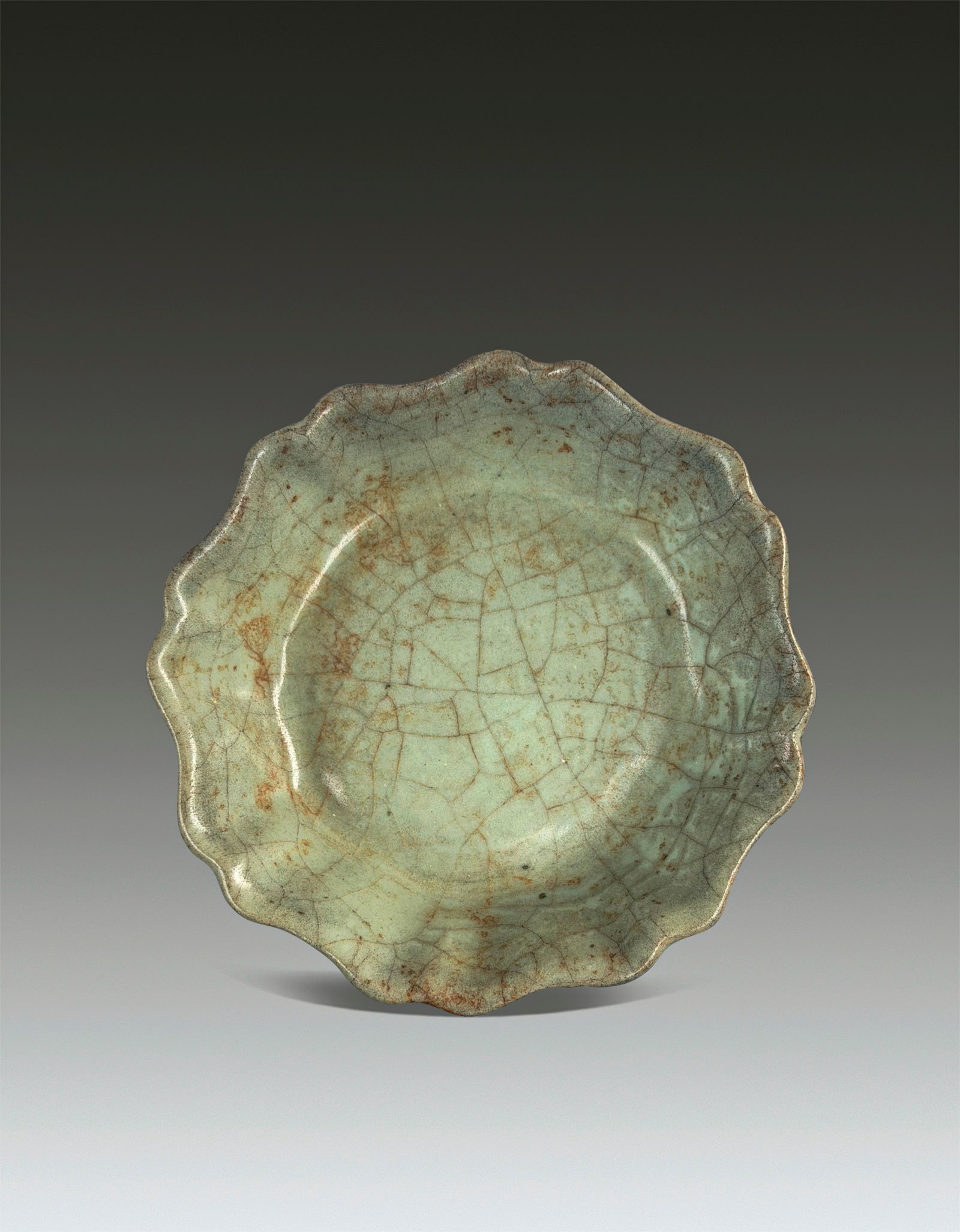 A Chinese Guan Kiln Waterwasher Song Dynasty 960?C1279: 271181 宋代官窑葵口笔洗 960–1279 A Chinese Guan Kiln Waterwasher Song Dynasty 960–1279 来源：日本收Ŗ