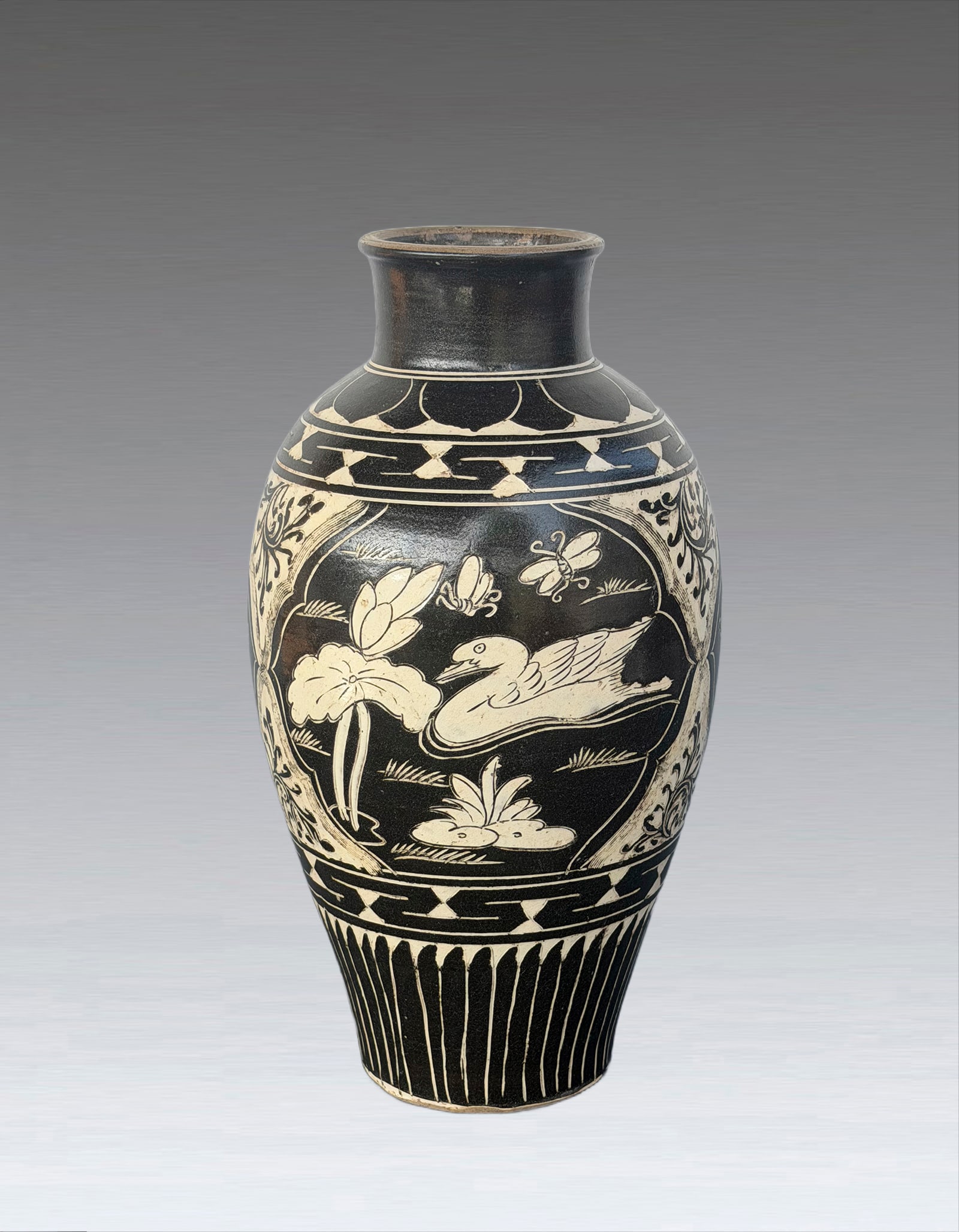A Chinese Cizhou Kiln White Ground Black Glazed Vase Jin Dynasty: 271183 金代白地黑釉磁州窑梅瓶 A Chinese Cizhou Kiln White Ground Black Glazed Vase Jin Dynasty 来源：日本