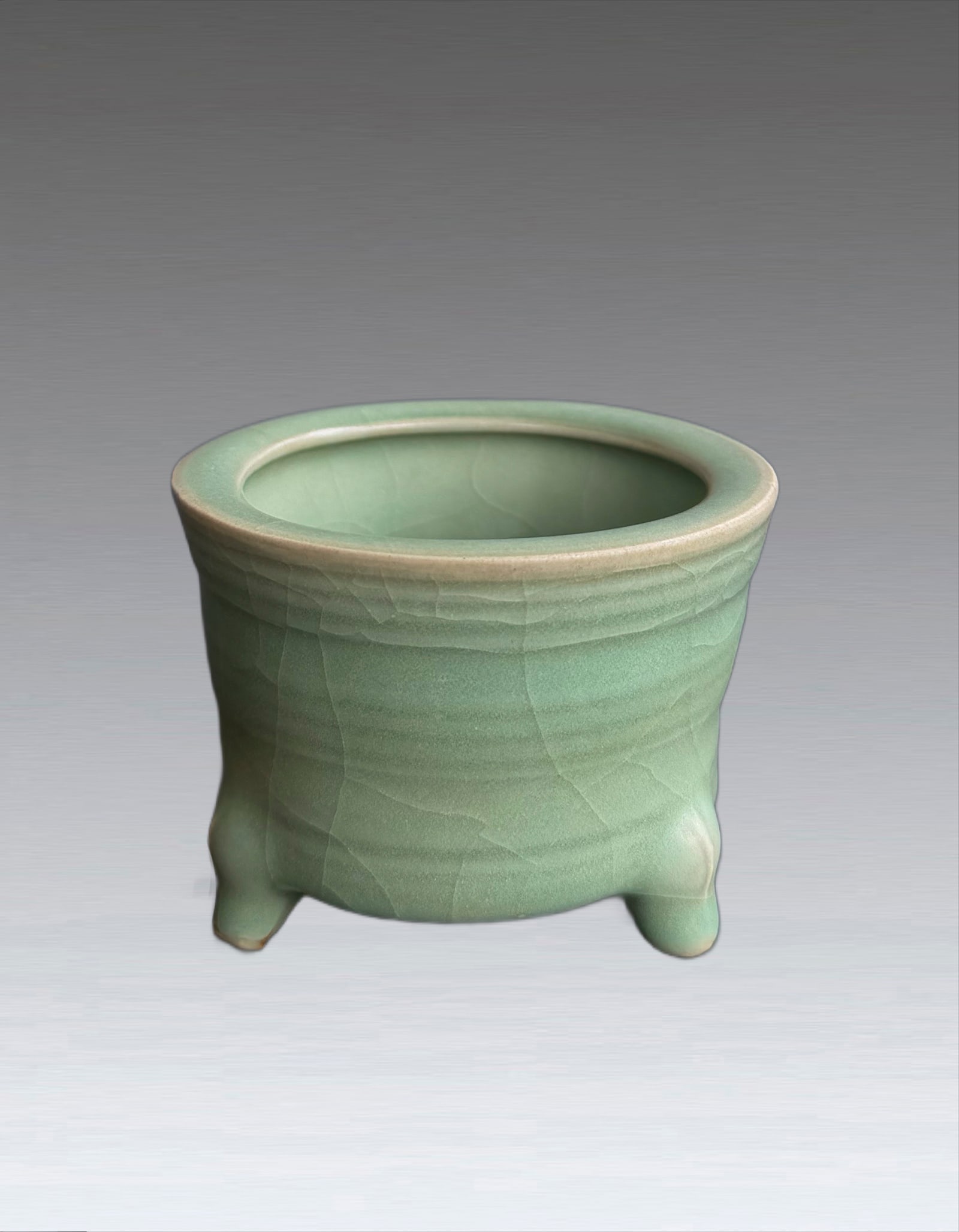 A Chinese Celadon Censor Southern Song Dynasty 1127-1279: 271186 南宋龙泉炫纹三足炉 1127-1279 A Chinese Celadon Censor Southern Song Dynasty 1127-1279 来源：日本收Ŗ