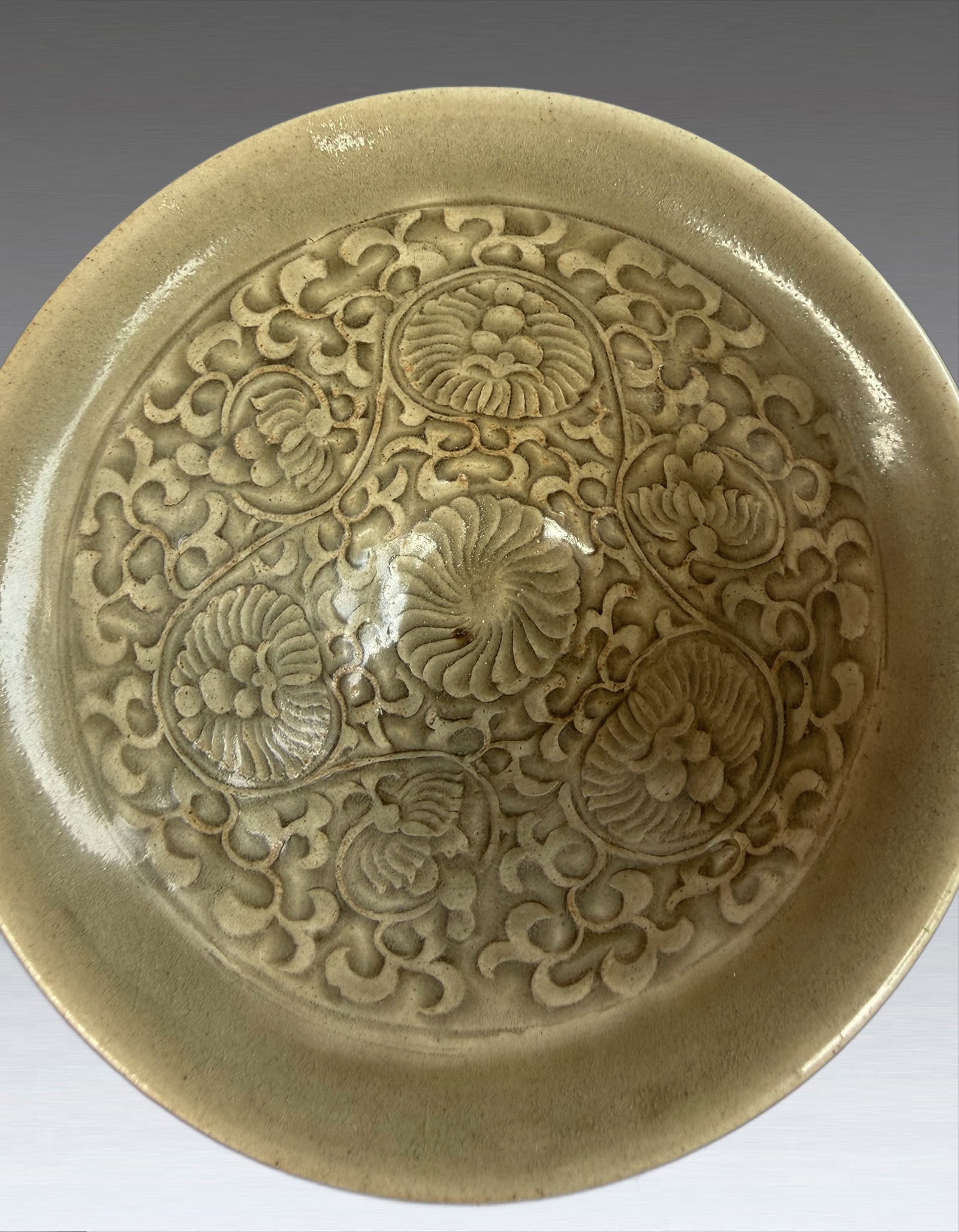 A Chinese Yaozhou Kiln Flower Bowl Song Dynasty 960-1279: 271189 宋代耀州窑缠枝花卉纹盏 960-1279 A Chinese Yaozhou Kiln Flower Bowl Song Dynasty 960-1279 来源：新ࡃ