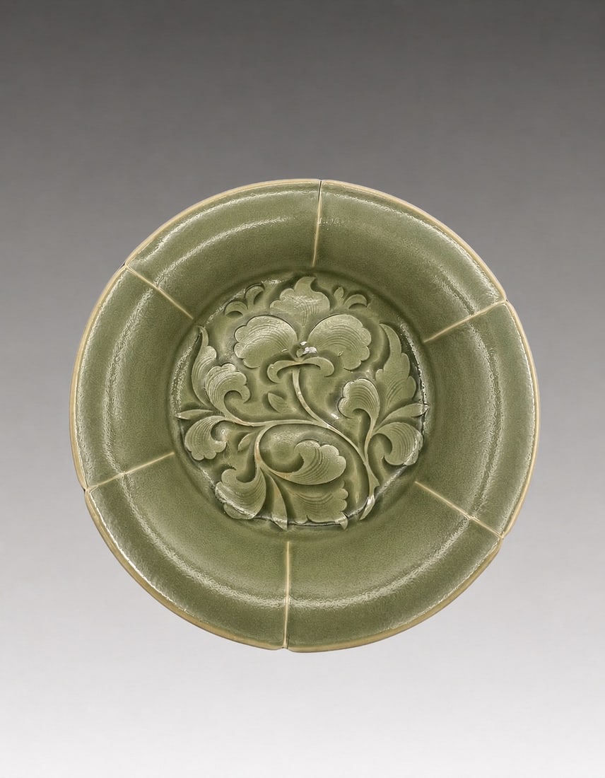 A Chinese Yaozhou Kiln Plate Five Dynasty: 271198 五代耀州窑刻花花卉花口盘 A Chinese Yaozhou Kiln Plate Five Dynasty 来源：新加坡๾