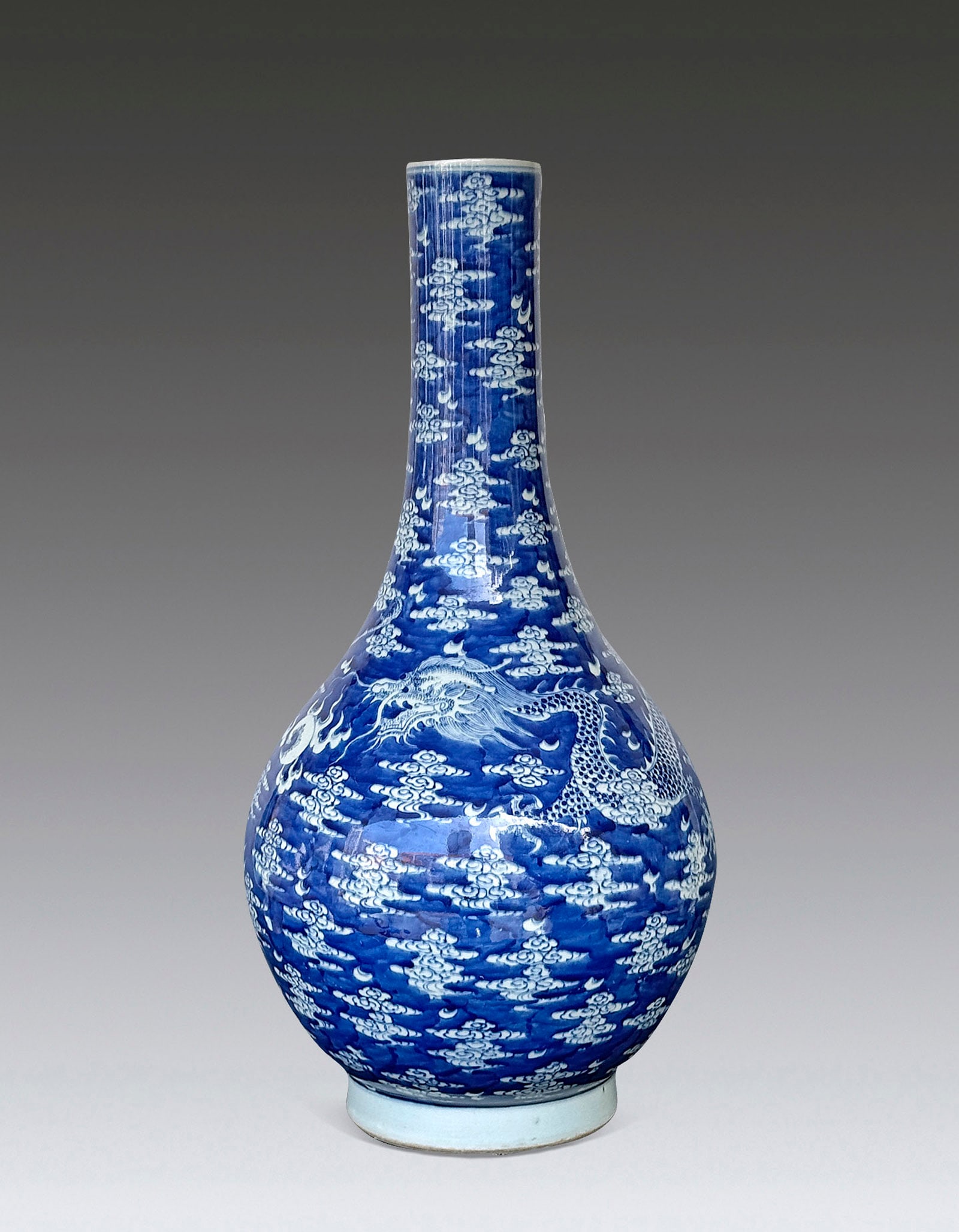 A Chinese Blue and White Dragon Vase Mid Qing Dynasty: 271222 清中期留白青花龙凤纹长颈瓶 A Chinese Blue and White Dragon Vase Mid Qing Dynasty 来源:新加&